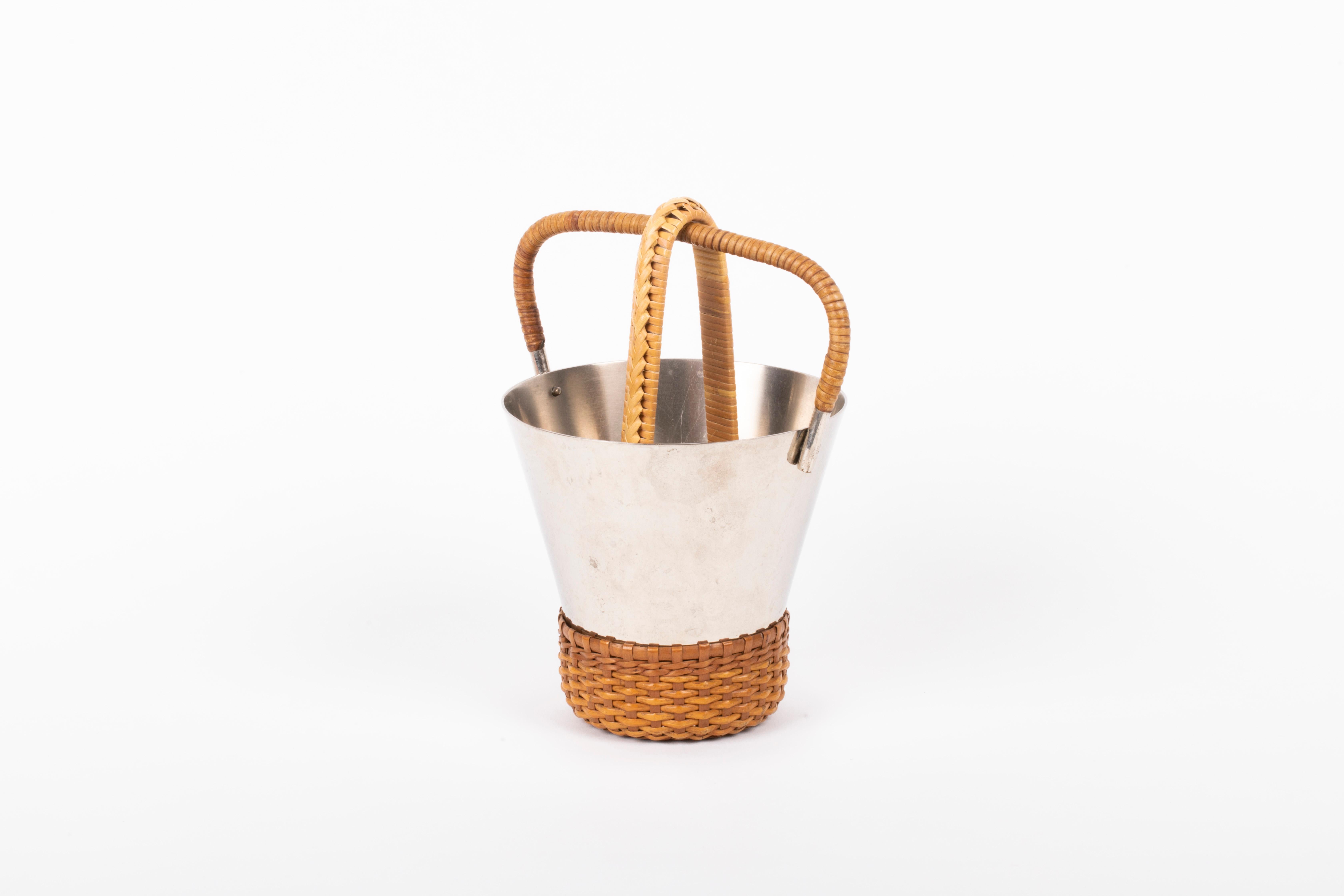 Carl Auböck set of ice bucket and tong, Austria 1960s. The measurements given apply to the ice bucket (height with the handle is 16cm). The tong measures 5cm-15cm-1,5cm.
