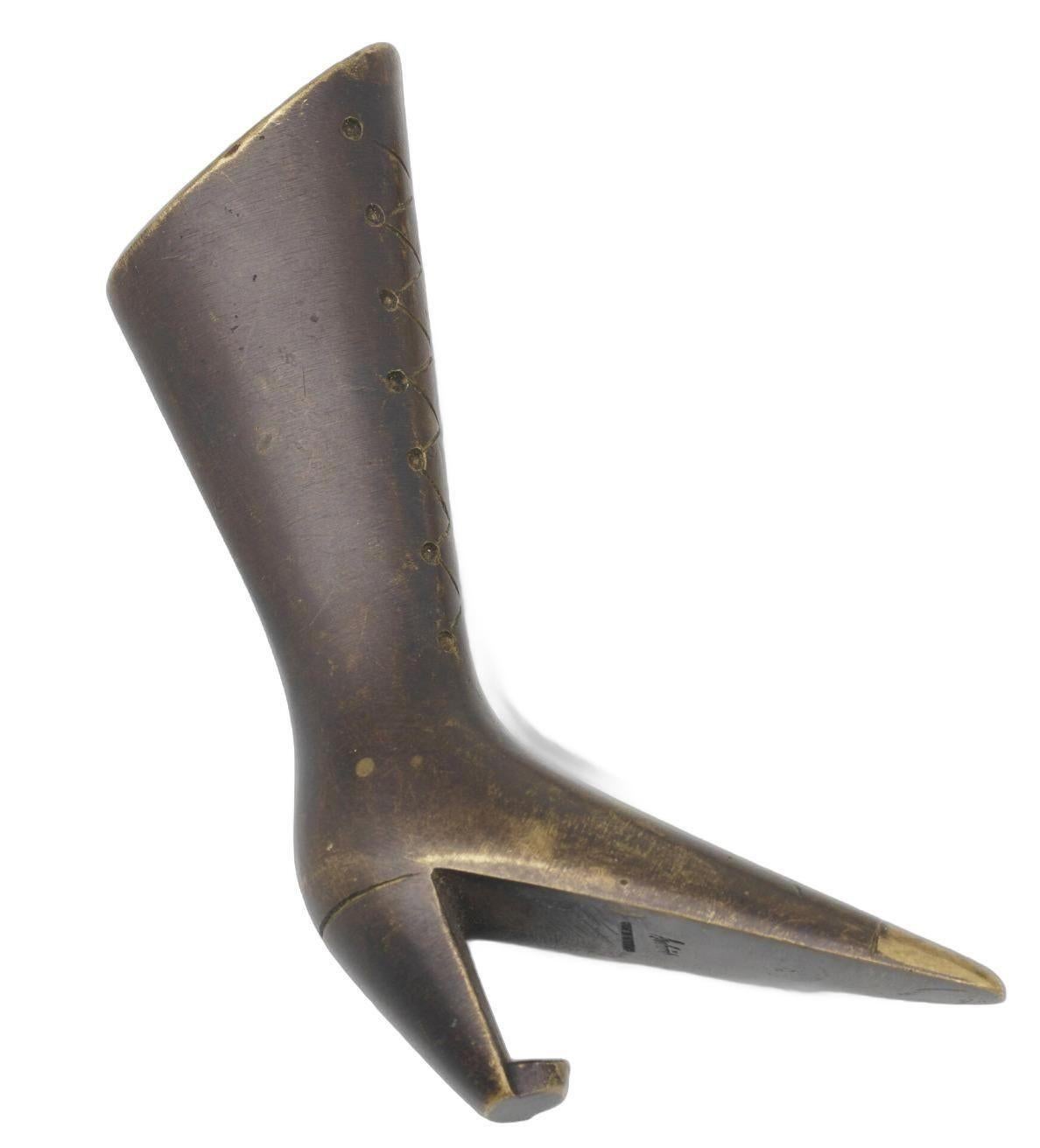 Carl Auböck II Boot Opener Model 4563 circa 1950
Werkstätte Carl Auböck, Austria This stylish boot opener by Carl Auböck II is crafted from solid brass with a stunning blackened patina. It features an impressed manufacturer's mark on the underside,