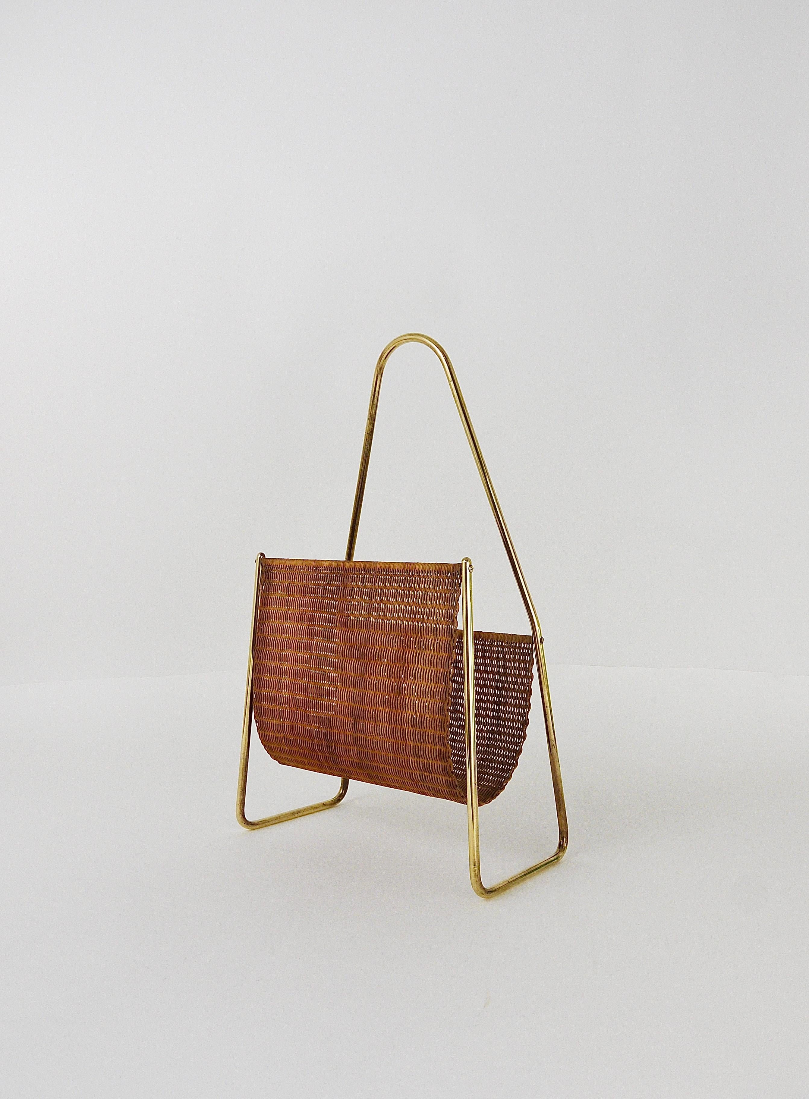 A beautiful modernist original and old newspaper stand / magazine rack from the 1950s. Model No. 3808. Designed and manufactured by Carl Auböck, Austria. The solid brass has been gently polished by hand and shows marginal patina, the handwoven