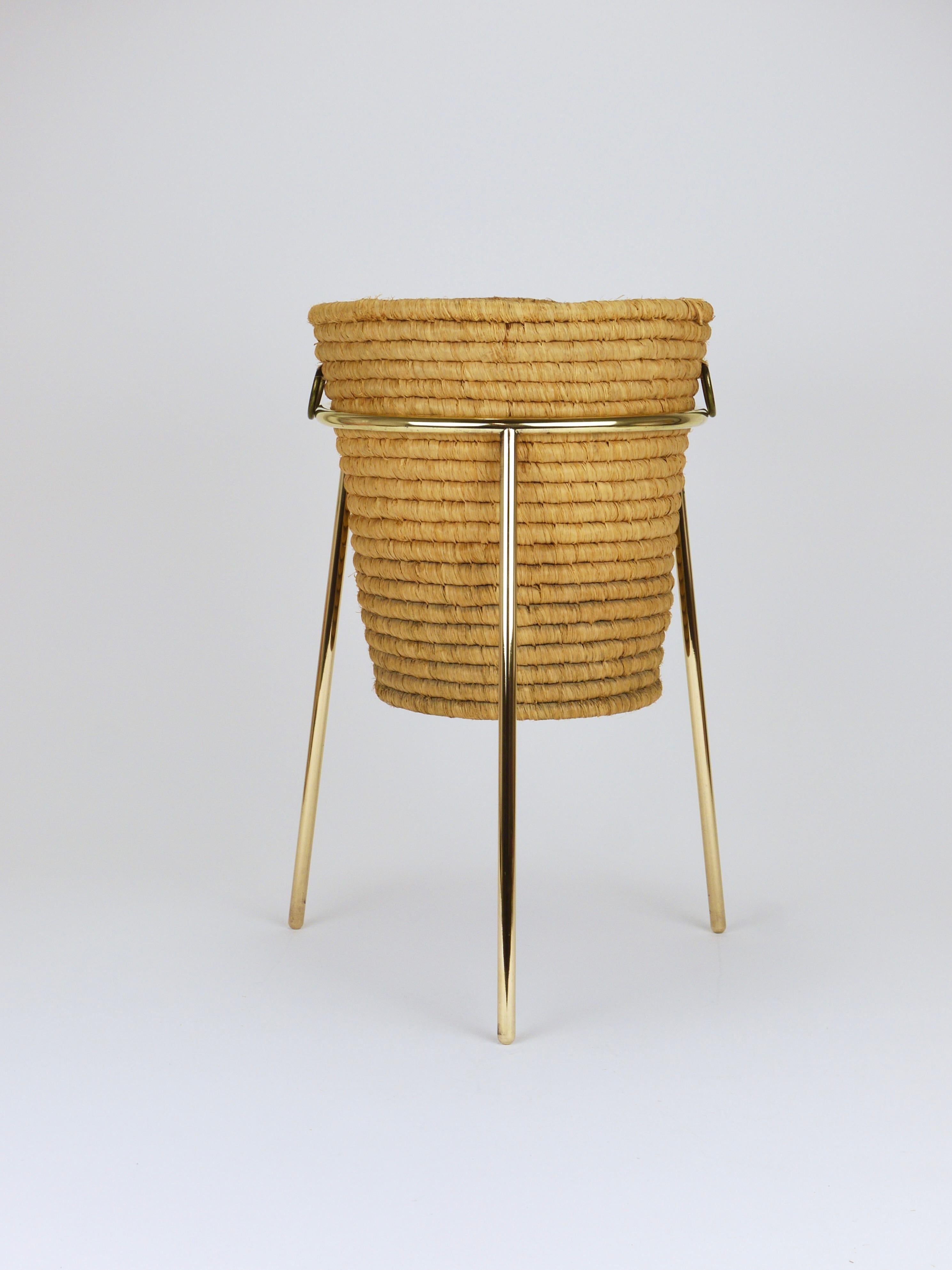 Ein schöner und minimalistischer Vintage Papierkorb / Papierkorb auf einem dreibeinigen Messingfuß aus den 1950er Jahren. Modell 3890, entworfen von Carl Auböck II und hergestellt von den Werkstätten Carl Auböck, Wien, Österreich. Diese Papierkörbe