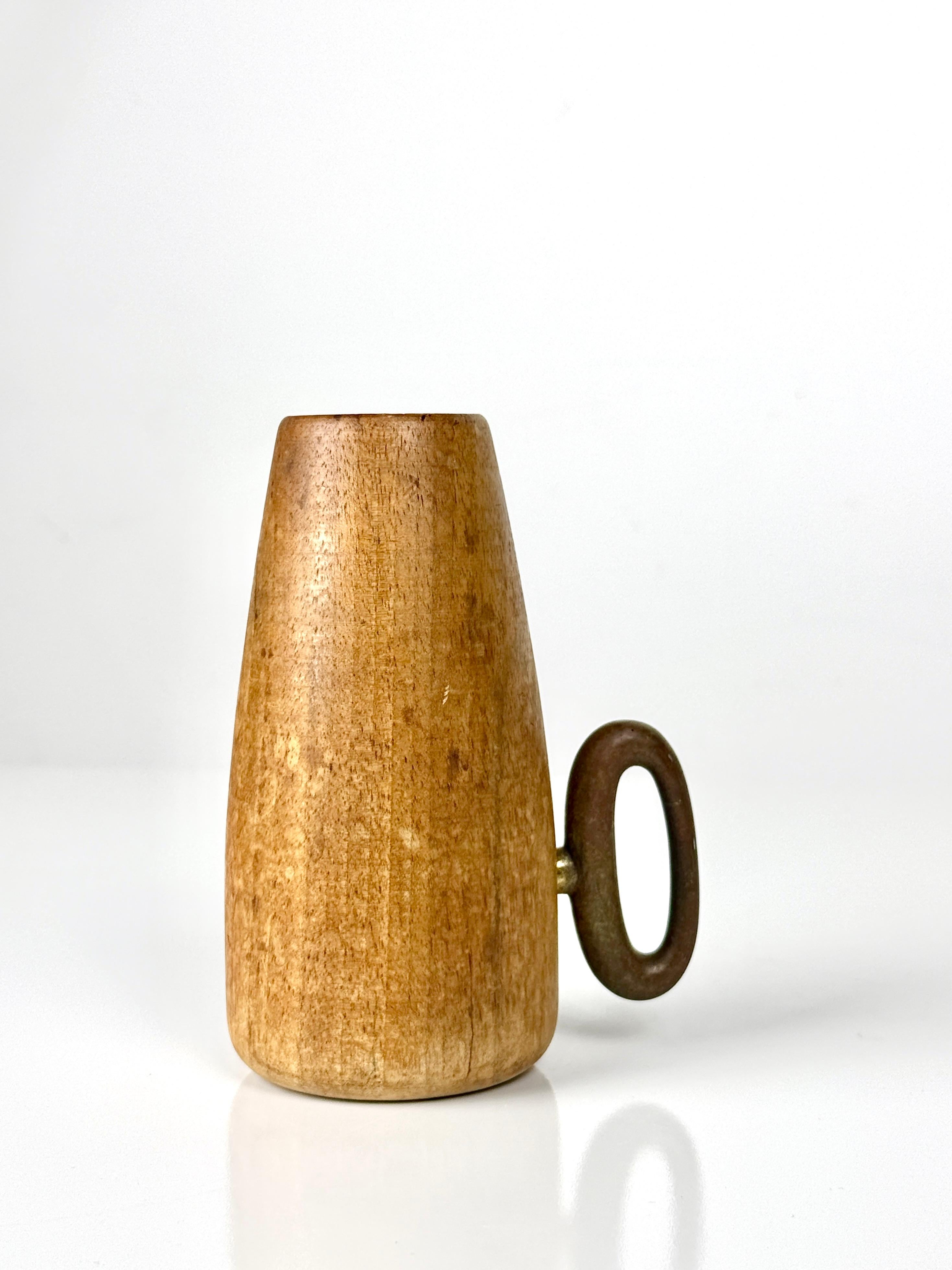 Carl Auböck II modelo 3710
Austria c. 1949

Copa de madera torneada con asa oval alargada de latón que se extrae para revelar un sacacorchos funcional
Pátina original
Firmado tanto en el fondo de la taza como en el lateral del asa

4 pulgadas de