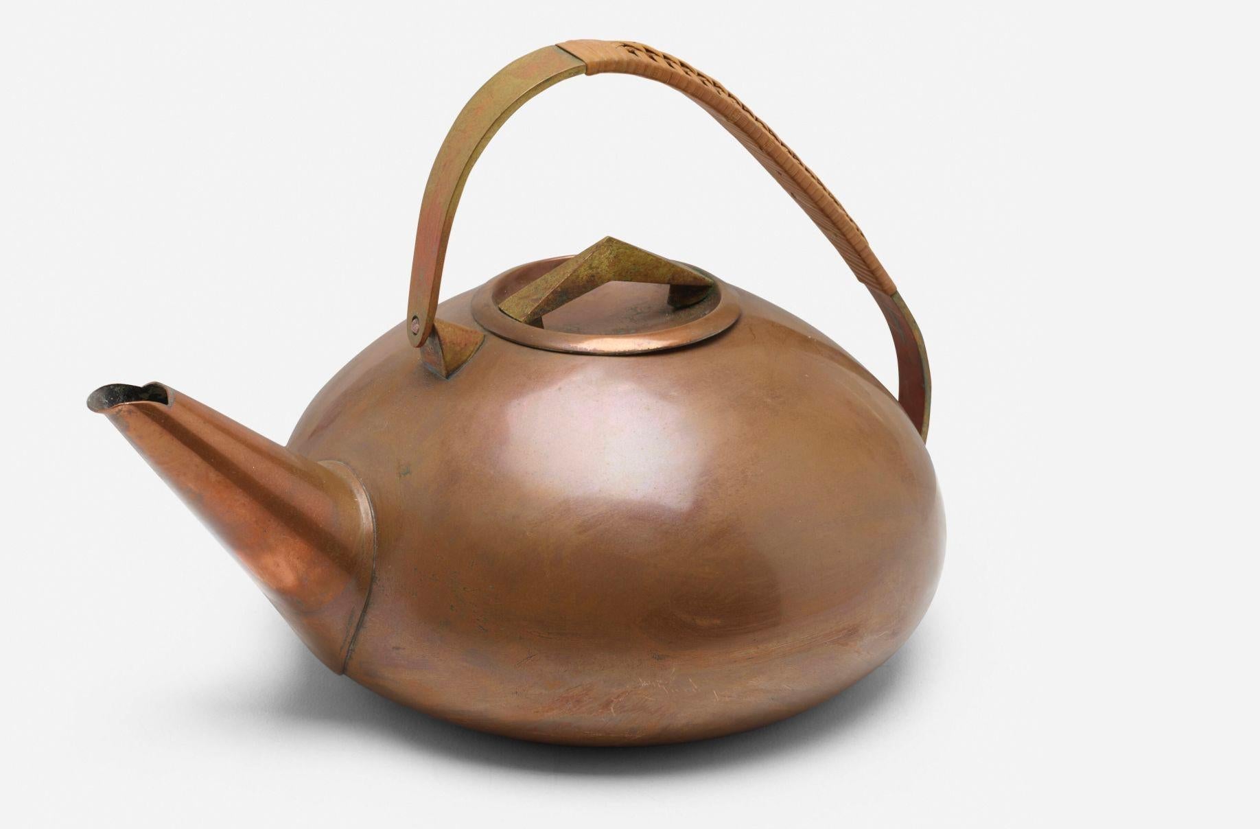 Théière Carl Auböck II, modèle 3879 Autriche années 1950
Fabriqué à la main en Autriche dans les années 1950 pour Werkstätte Carl Auböck. Cette pièce exquise allie forme et fonction, mettant en valeur un design unique qui reflète l'esthétique