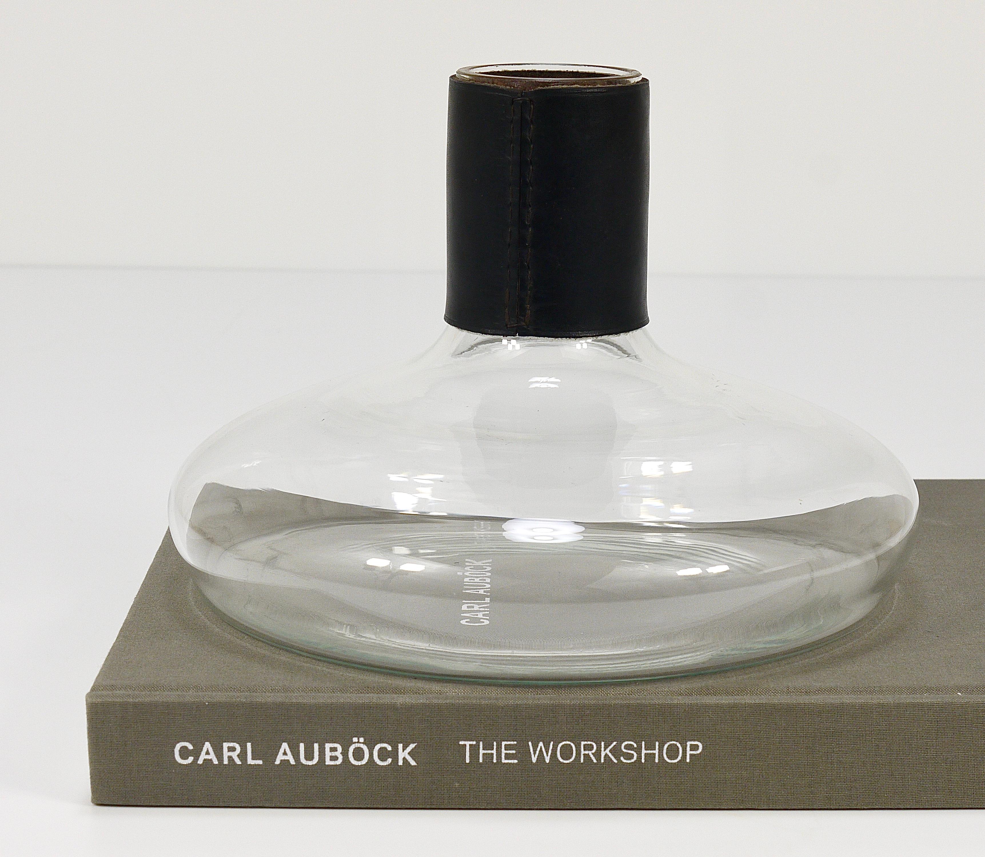 Autrichien Carafe à vase Carl Aubock II avec couvercle en cuir noir, milieu du siècle, Autriche, années 1950 en vente
