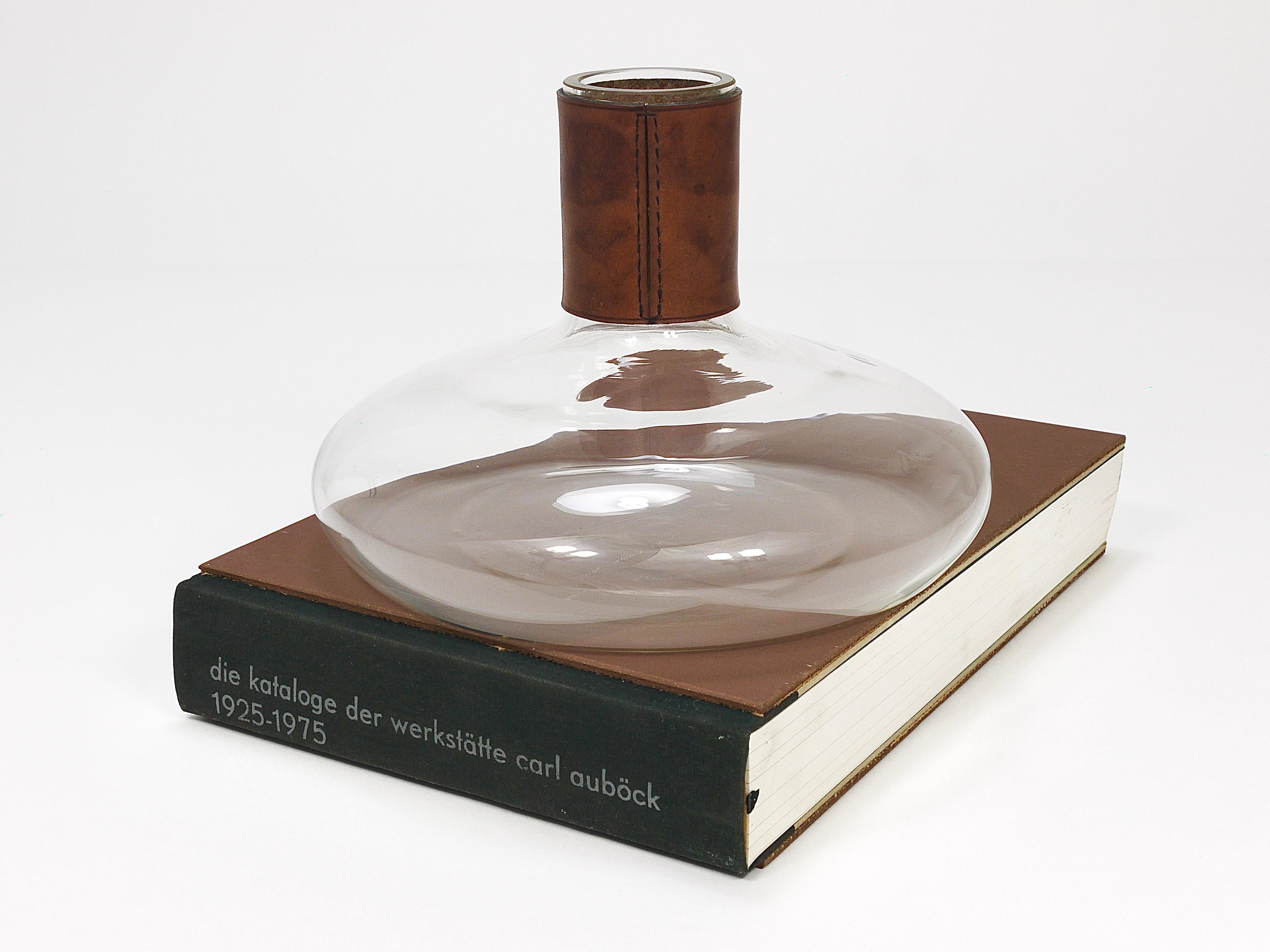 Jarrón Decantador Carl Aubock II con Tapa de Cuero Marrón, Mediados de Siglo, Austria, Años 50 Moderno de mediados de siglo en venta