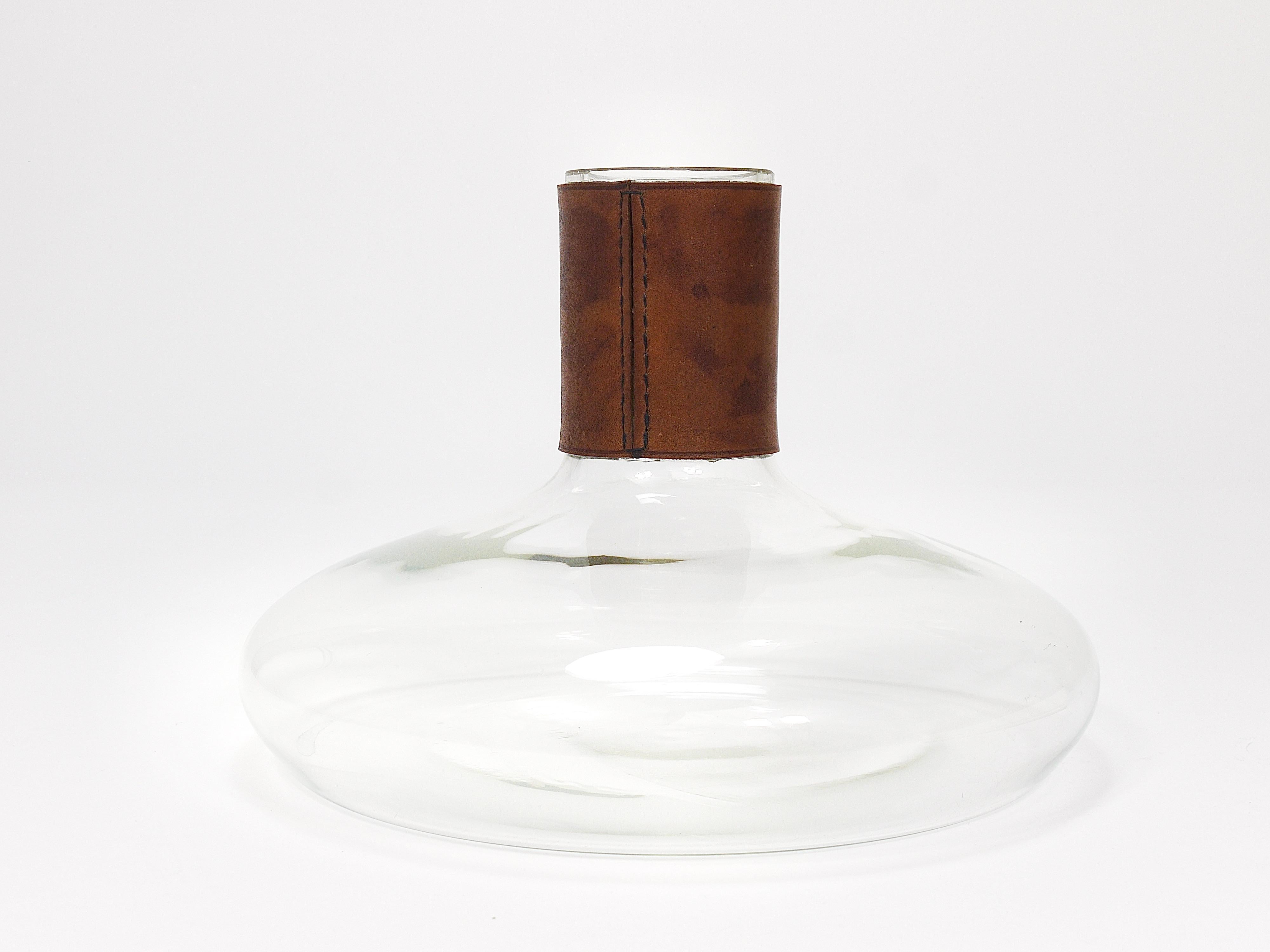 Jarrón Decantador Carl Aubock II con Tapa de Cuero Marrón, Mediados de Siglo, Austria, Años 50 en Bueno estado para la venta en Vienna, AT