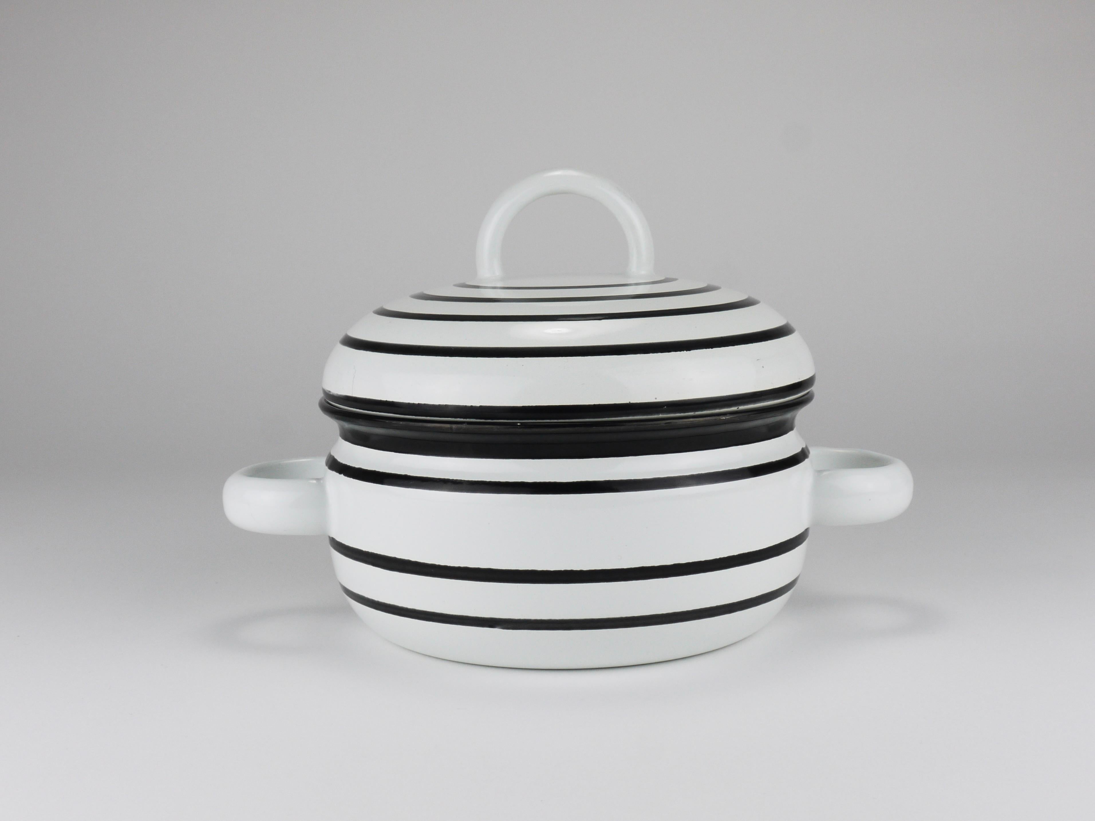 Ein schöner schwarz-weiß emaillierter Kochtopf mit Deckel aus den 1970er Jahren. Diese Kanne ist Teil der Serie Culinar, die von Carl Auböck III für Ostovics Wien entworfen wurde. Wir schätzen besonders das charmante Streifendesign, das diesen