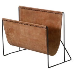 Carl Aubock Inspired Cognac Leather Sling and Black Wire Framed Magazine Holder (Porte-revues en cuir cognac et fil métallique noir)