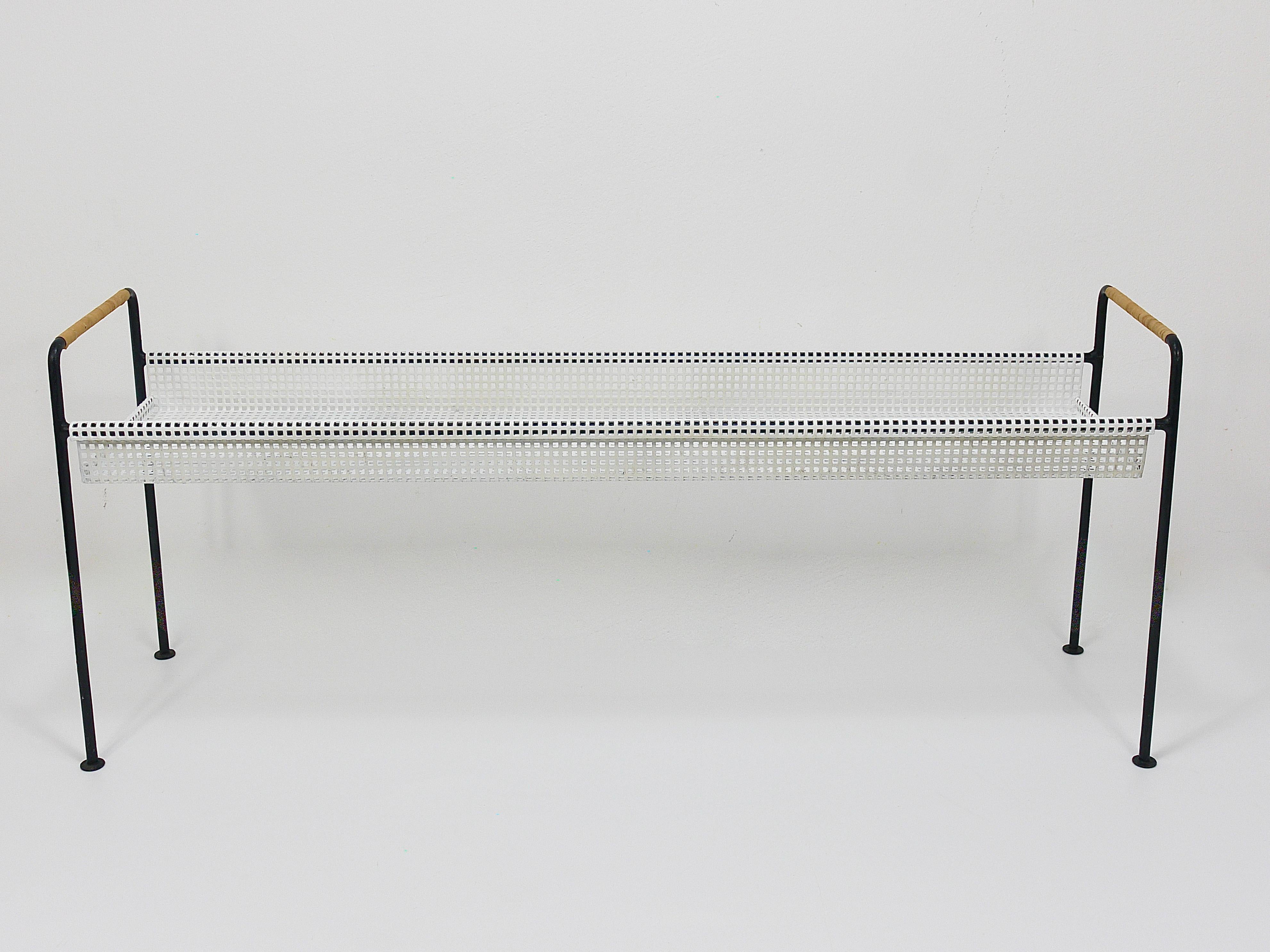 Magnifique banc rectangulaire à fleurs / table à plantes du milieu du siècle dernier, datant des années 1950. Cette authentique pièce minimaliste vintage a été conçue et fabriquée à la main par la Werkstätte Carl Auböck à Vienne. Il s'agit d'une