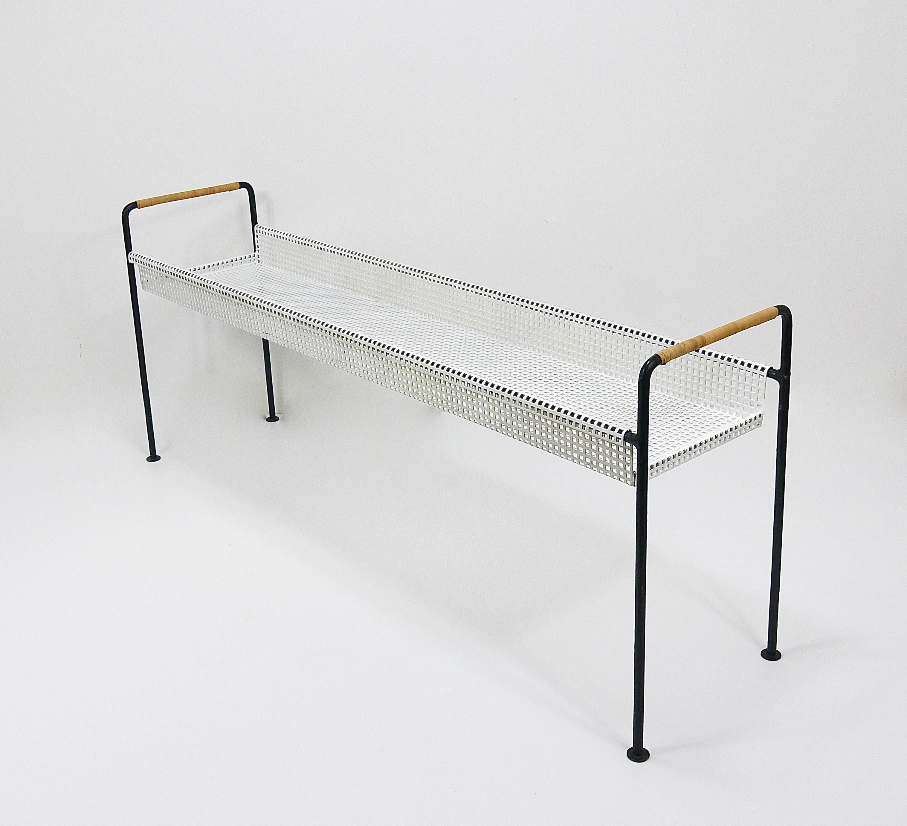 Autrichien Jardinière, table ou banc pour plantes, auge de fleurs, fer et osier Carl Aubock en vente