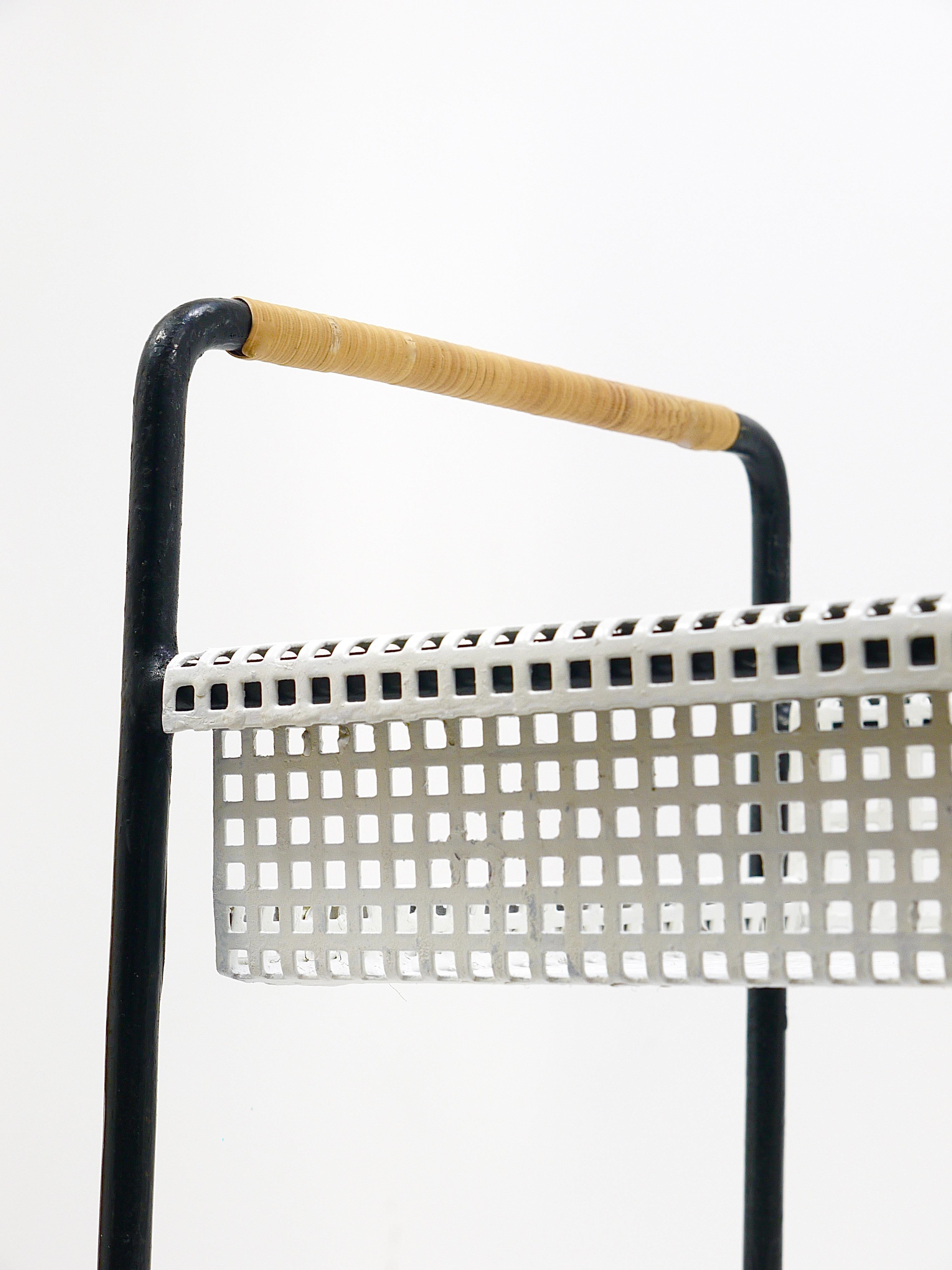 20ième siècle Jardinière, table ou banc pour plantes, auge de fleurs, fer et osier Carl Aubock en vente