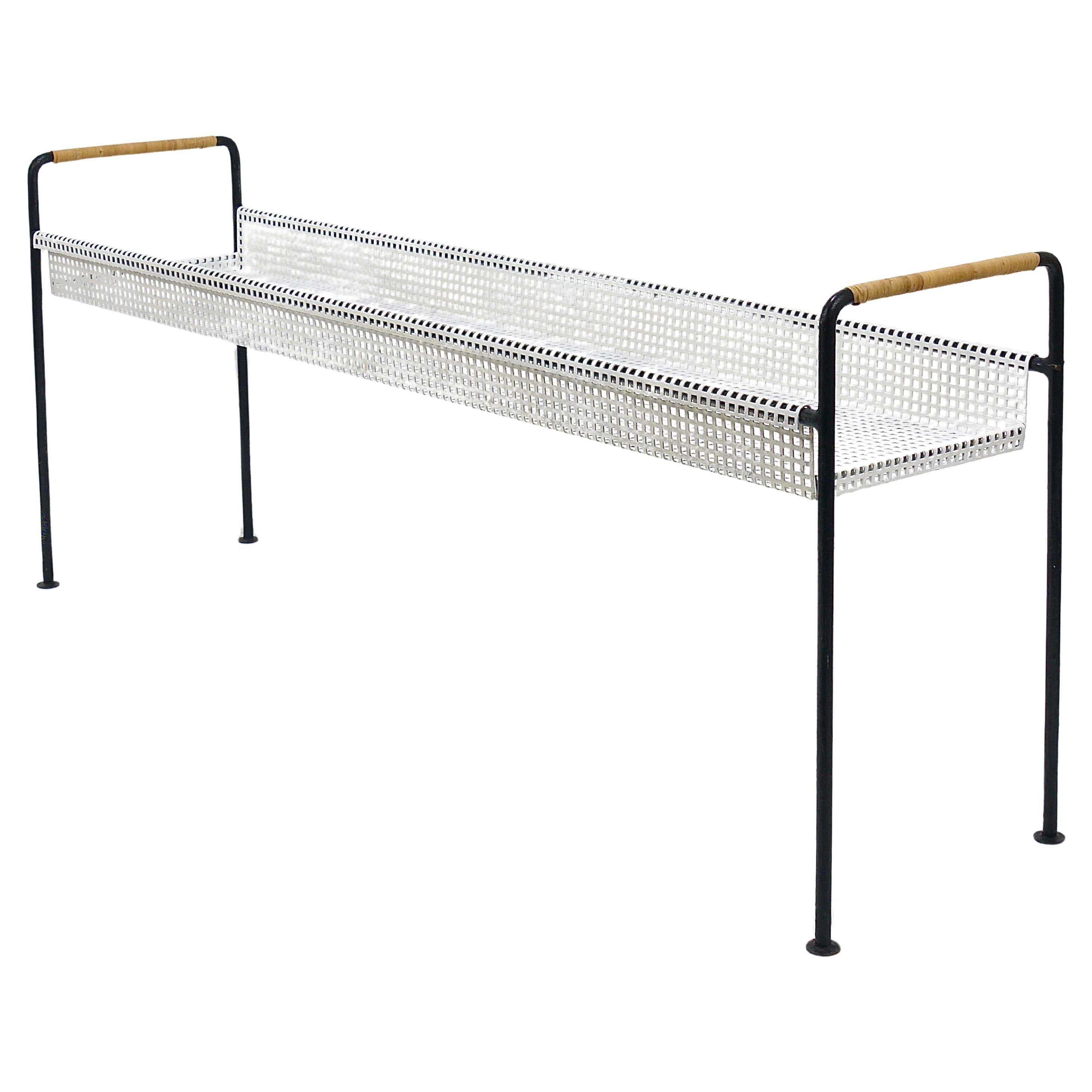 Jardinière, table ou banc pour plantes, auge de fleurs, fer et osier Carl Aubock en vente