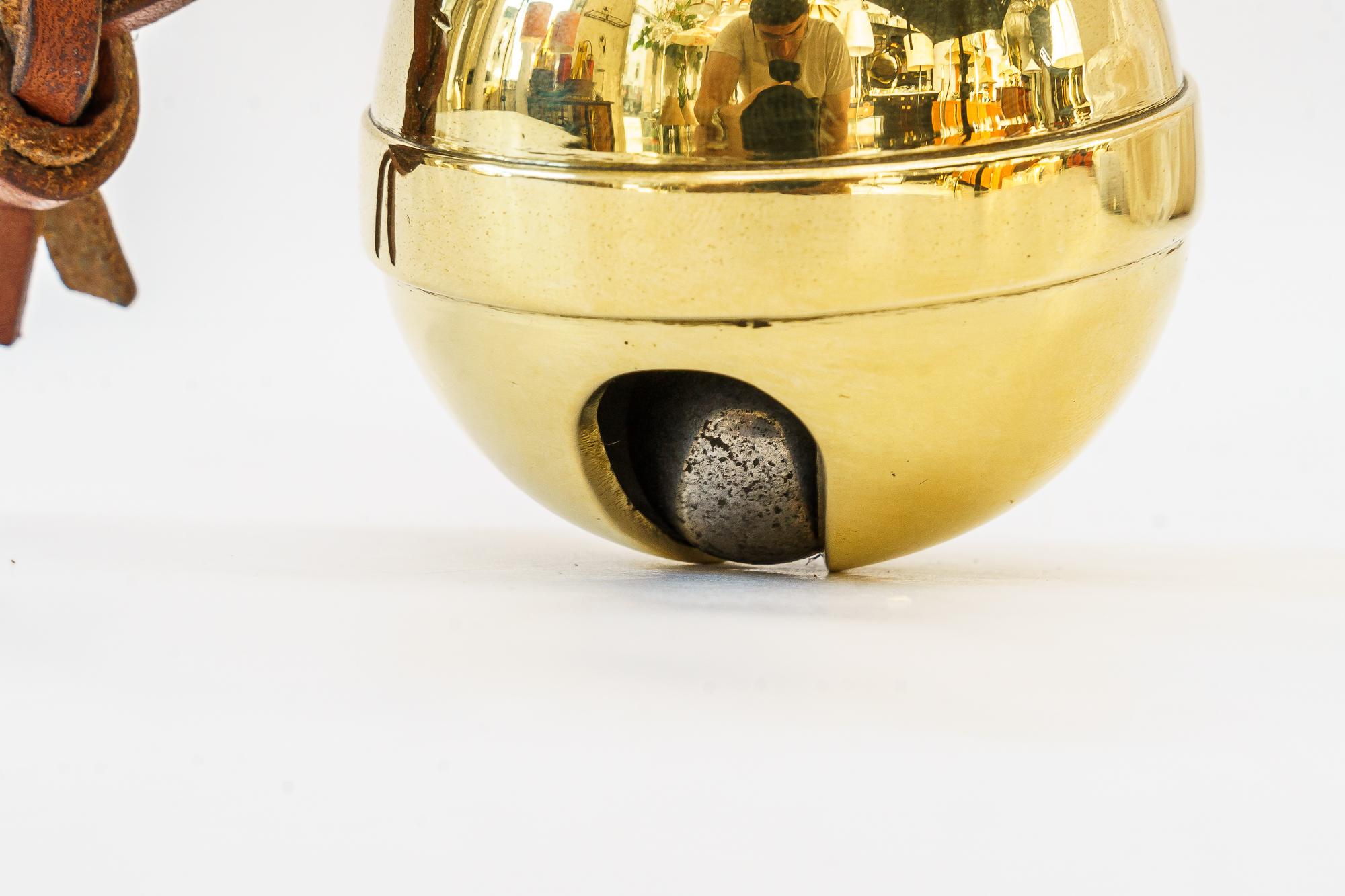 Milieu du XXe siècle Carl Auböck Presse-papier cloche Jingelo #5039 en vente