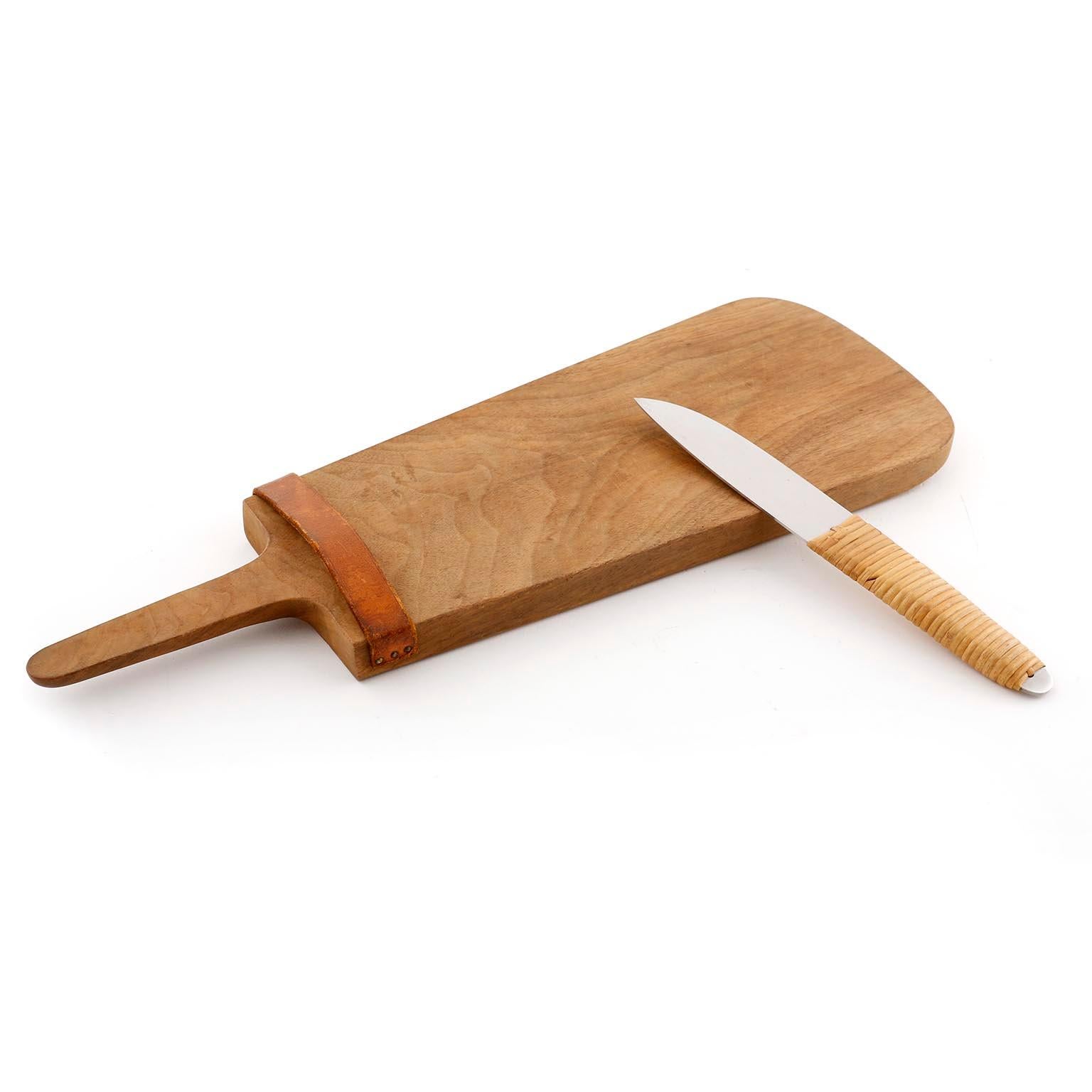 A chopping board designed by Carl Auböck, manufactured by Carl Auböck workshop in midcentury, Vienna, circa 1950.
The board is made of walnut. The knife is made of wicker and stainless steel and stamped with 'Auböck STAINLESS MADE IN AUSTRIA'.
An