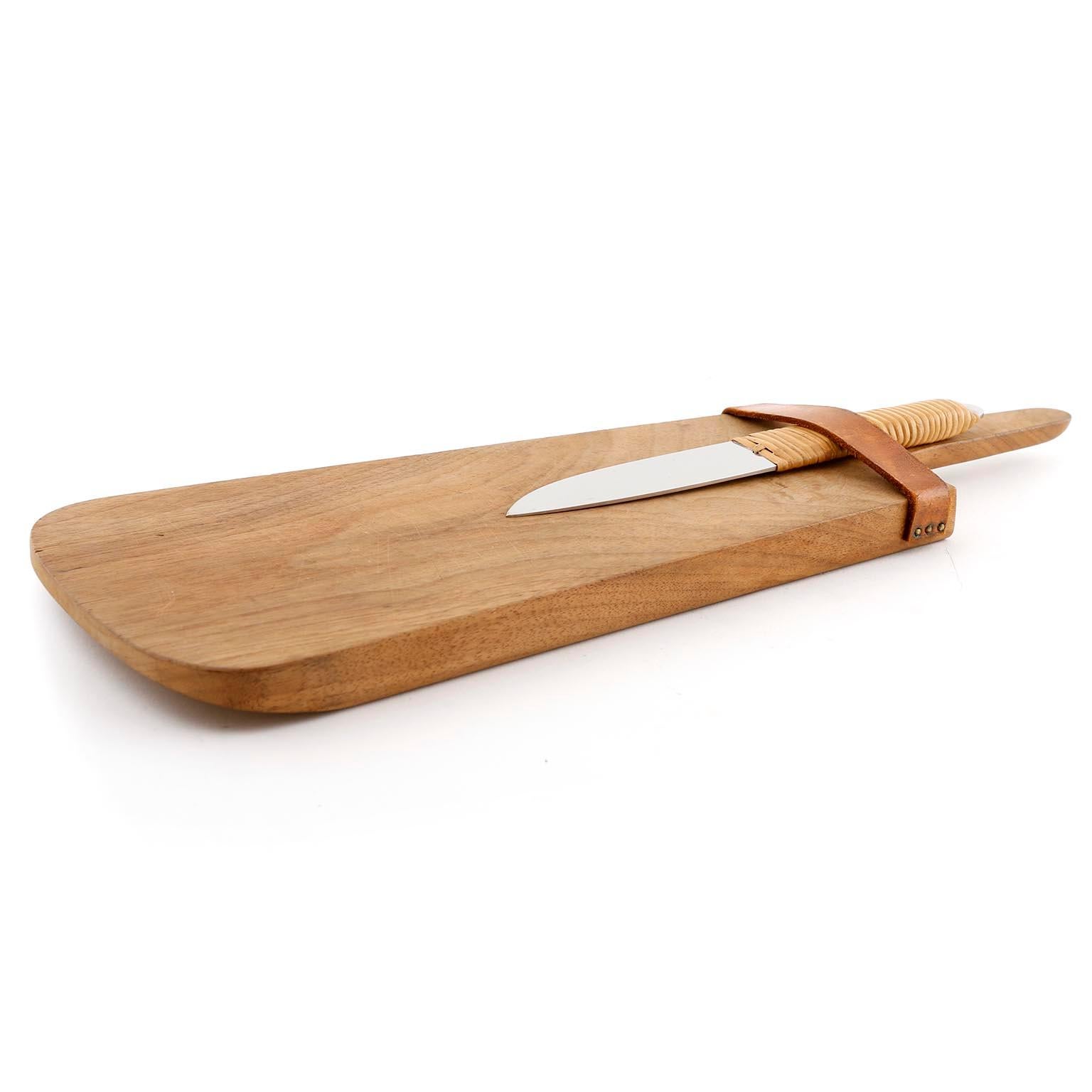 stainless steel knife with cutting board