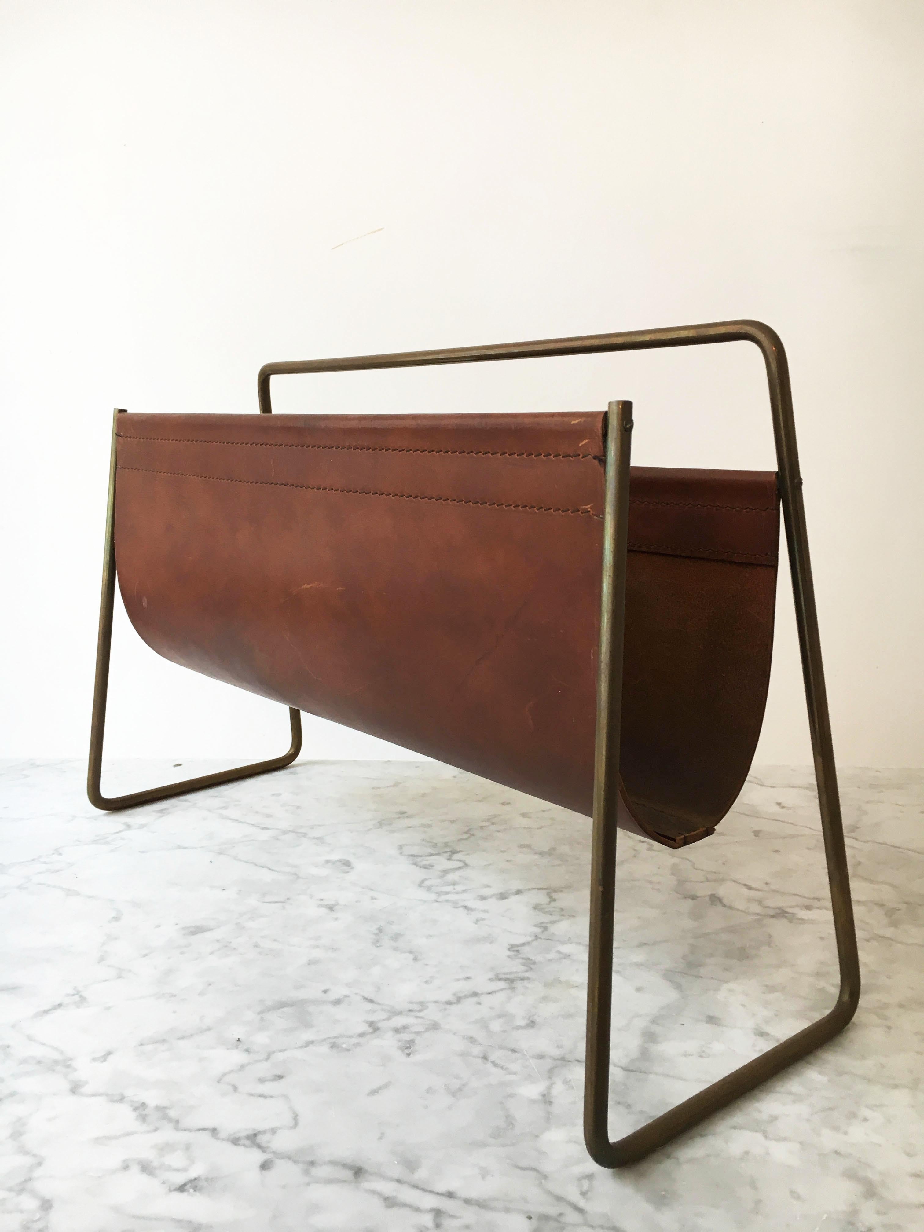 A gorgeous large magazine stand magazine Stand or rack, model no 4488 by Carl Auböck. Designed and made by Carl Auböck II, Vienna, 1950s. In excellent vintage condition with just the right amount of gently aged patina on the brass and leather.

 