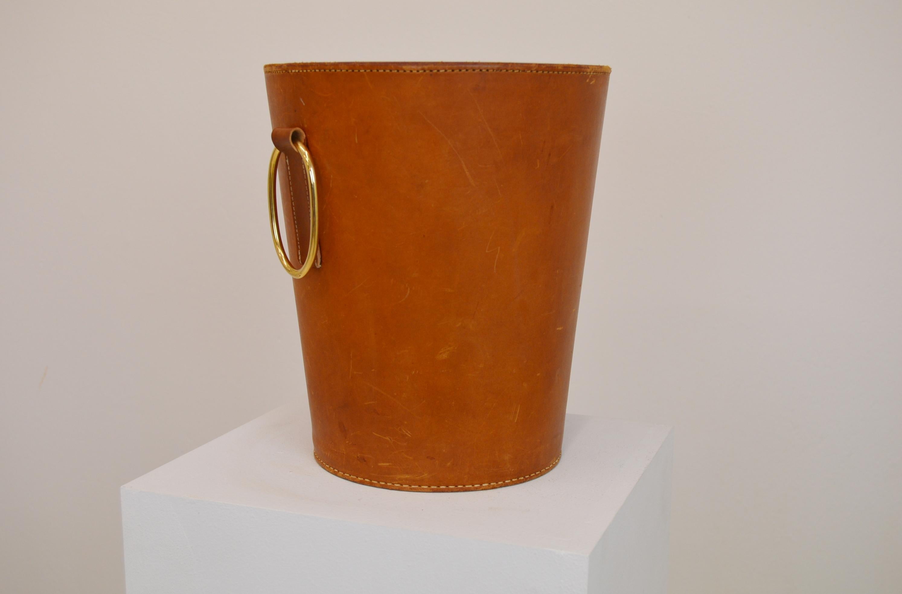 This waste paper basket is made of leather and brass.
It was designed by Carl Aubock Verkstedte for Illums Bolighus in the 1950s.