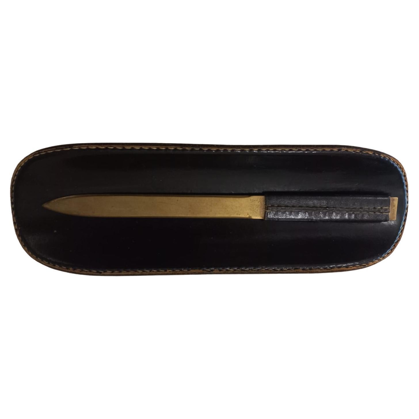 Carl Auböck Brieföffner mit Lederauflage, 1950er Jahre, Wien, Österreich (Mitte des 20. Jahrhunderts) im Angebot