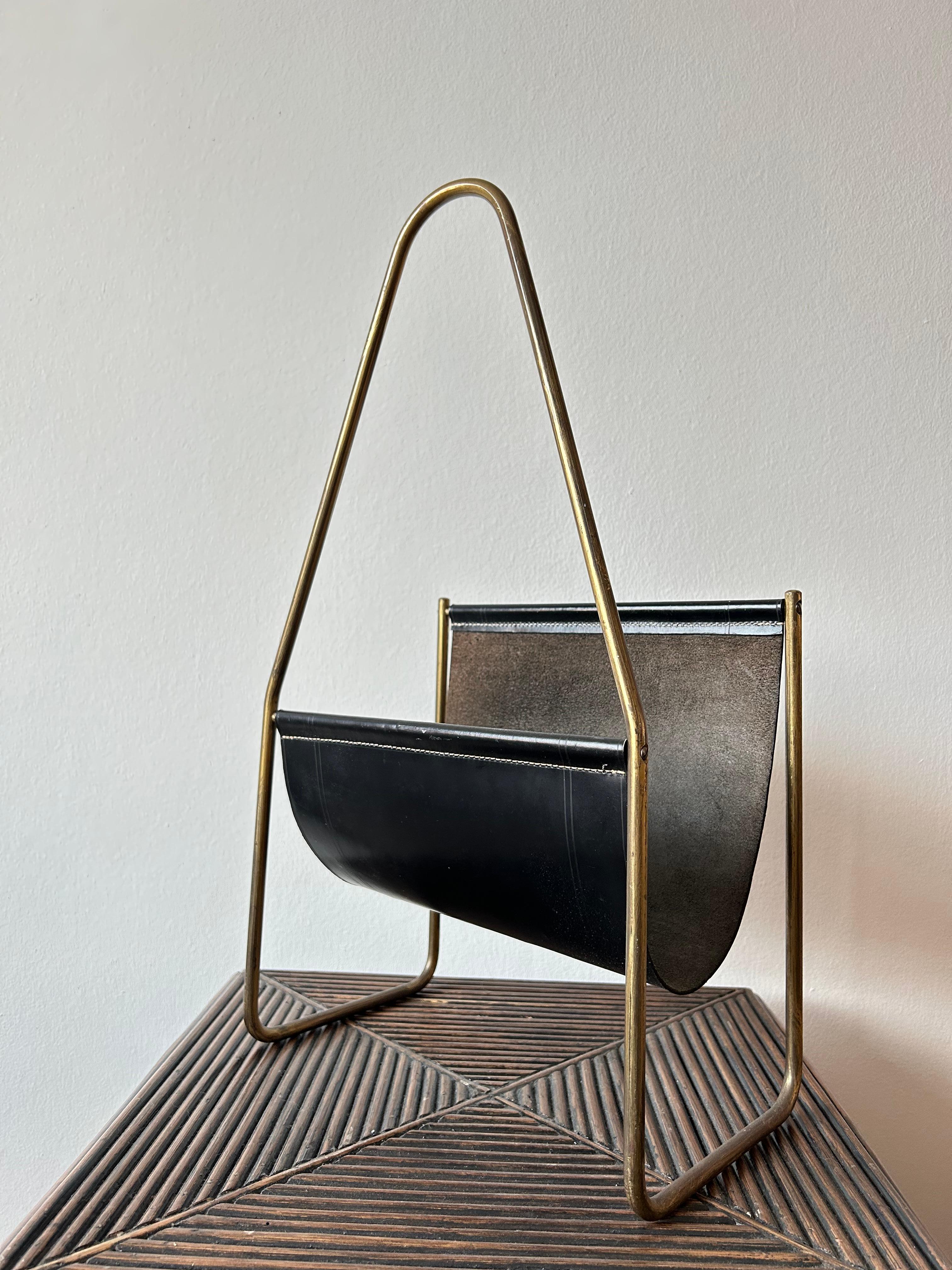 Carl Auböck Magazine Holder in Brass and Black Leather In Good Condition In Valby, 84