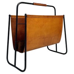 Porte-revues Carl Aubck en acier noir et cuir cognac, atelier de Vienne, années 1960