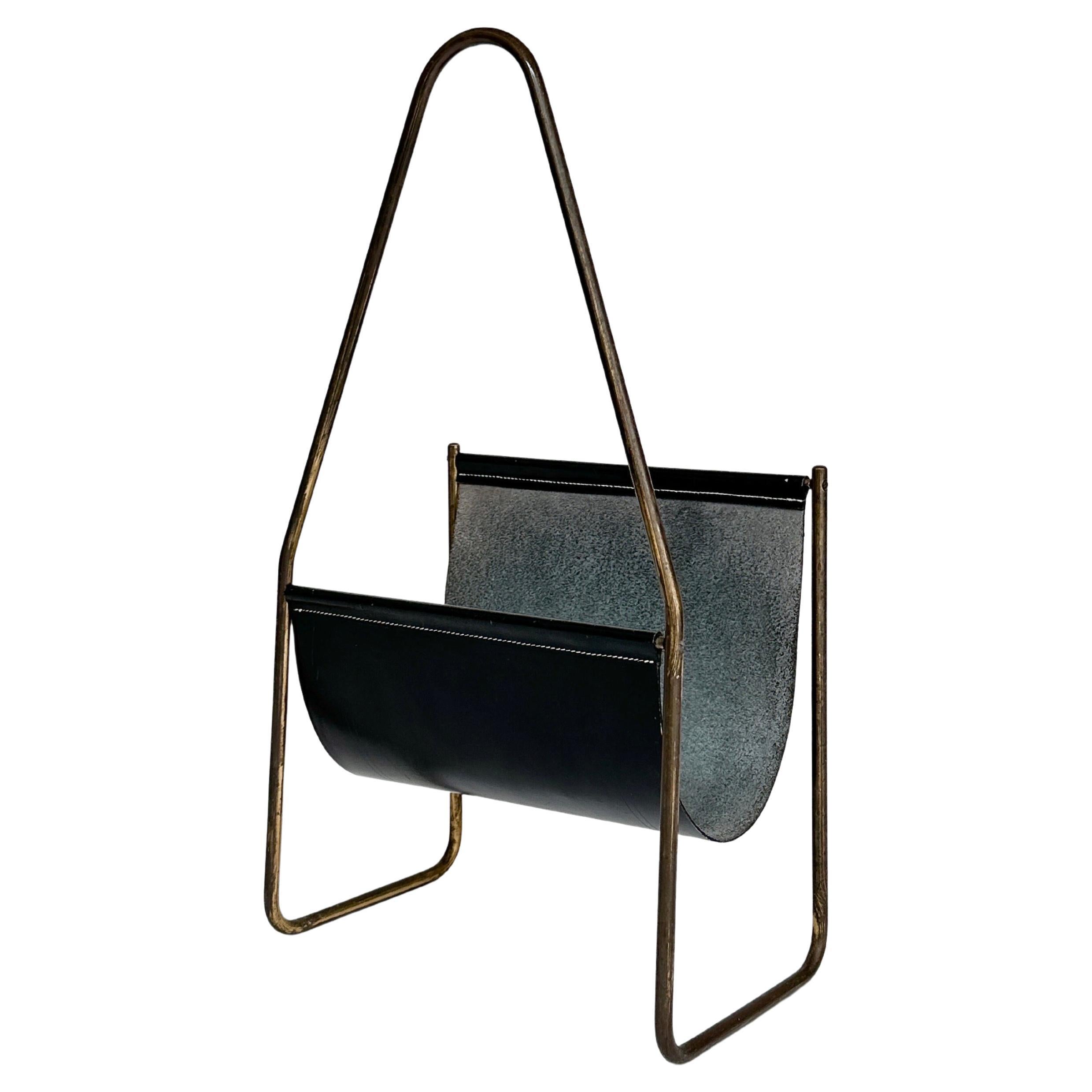 Portariviste Carl Auböck, modello 3808, realizzato a mano in ottone massiccio e pelle nera, prodotto negli anni Cinquanta. 

Struttura in ottone con una forte patina, pelle cucita in nero, sembra essere stata sostituita in qualche momento del