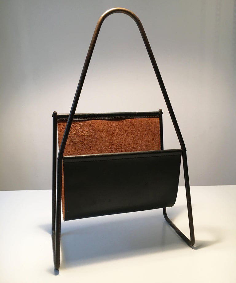 Carl Auböck II Vintage Magazine Stand, Black Patinated Leather, Austria, 1950s In Good Condition For Sale In Vienna, AT