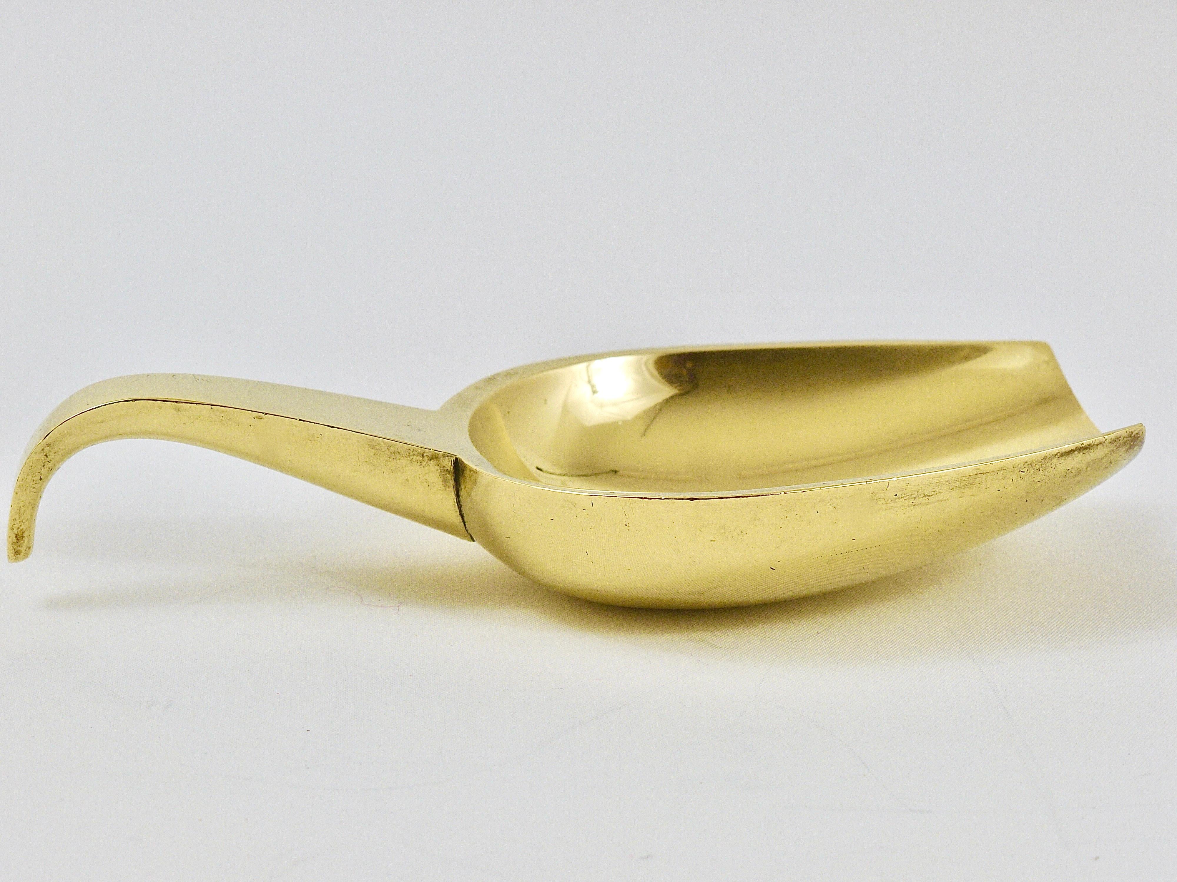 Carl Auböck Midcentury Brass Shovel Ashtray with Handle, Austria, 1950s For Sale 6