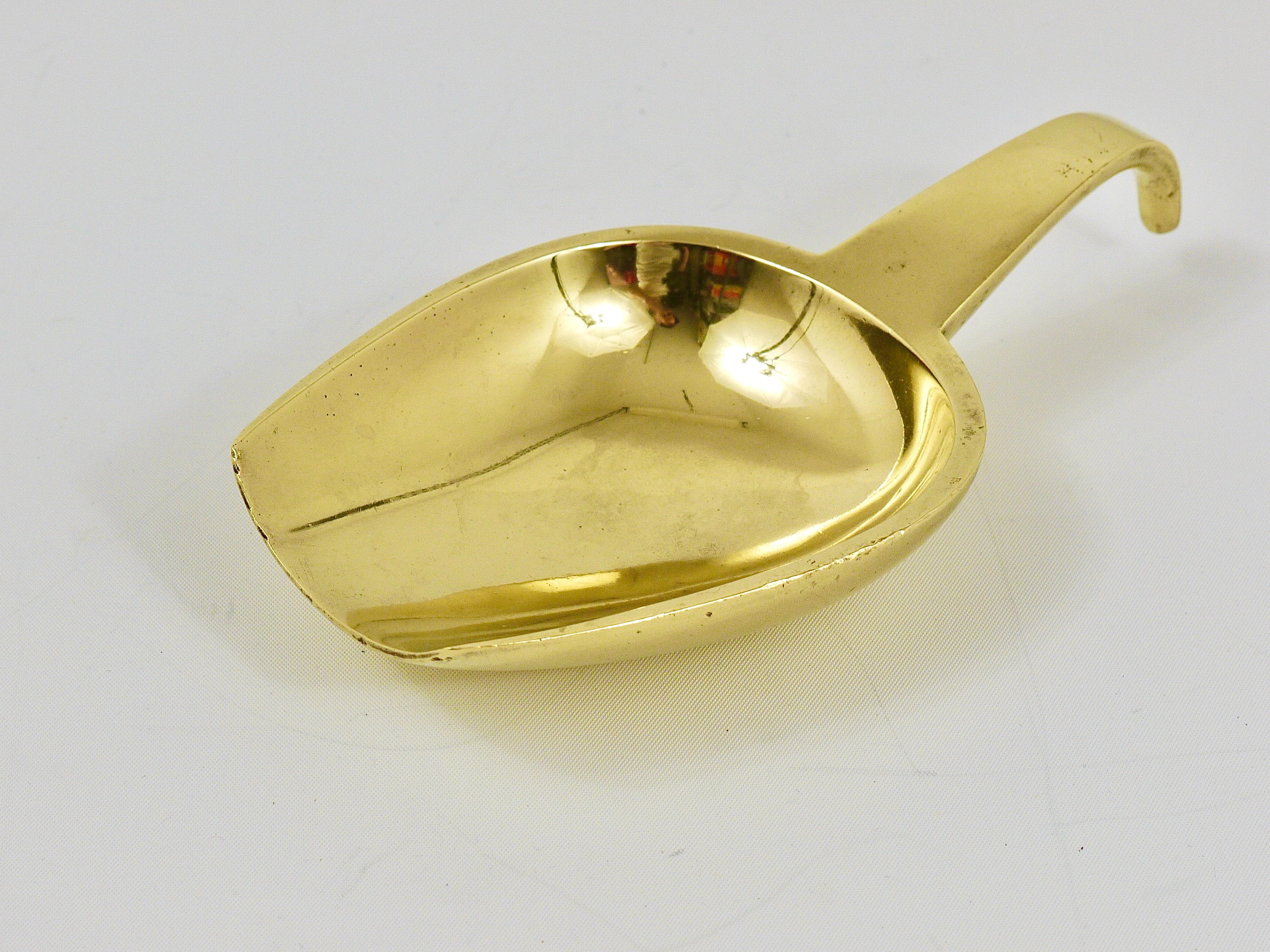 Carl Auböck Midcentury Brass Shovel Ashtray with Handle, Austria, 1950s For Sale 7