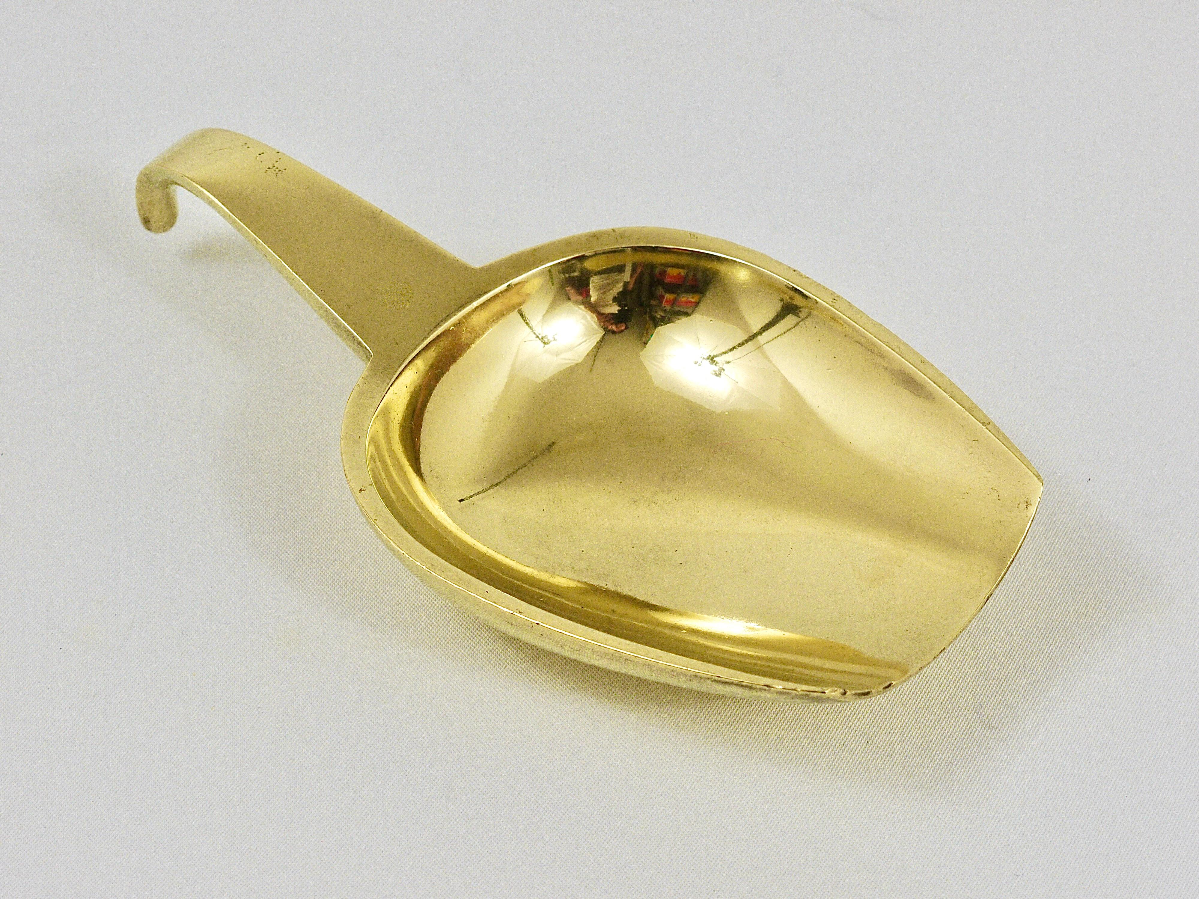 Carl Auböck Midcentury Brass Shovel Ashtray with Handle, Austria, 1950s In Good Condition For Sale In Vienna, AT