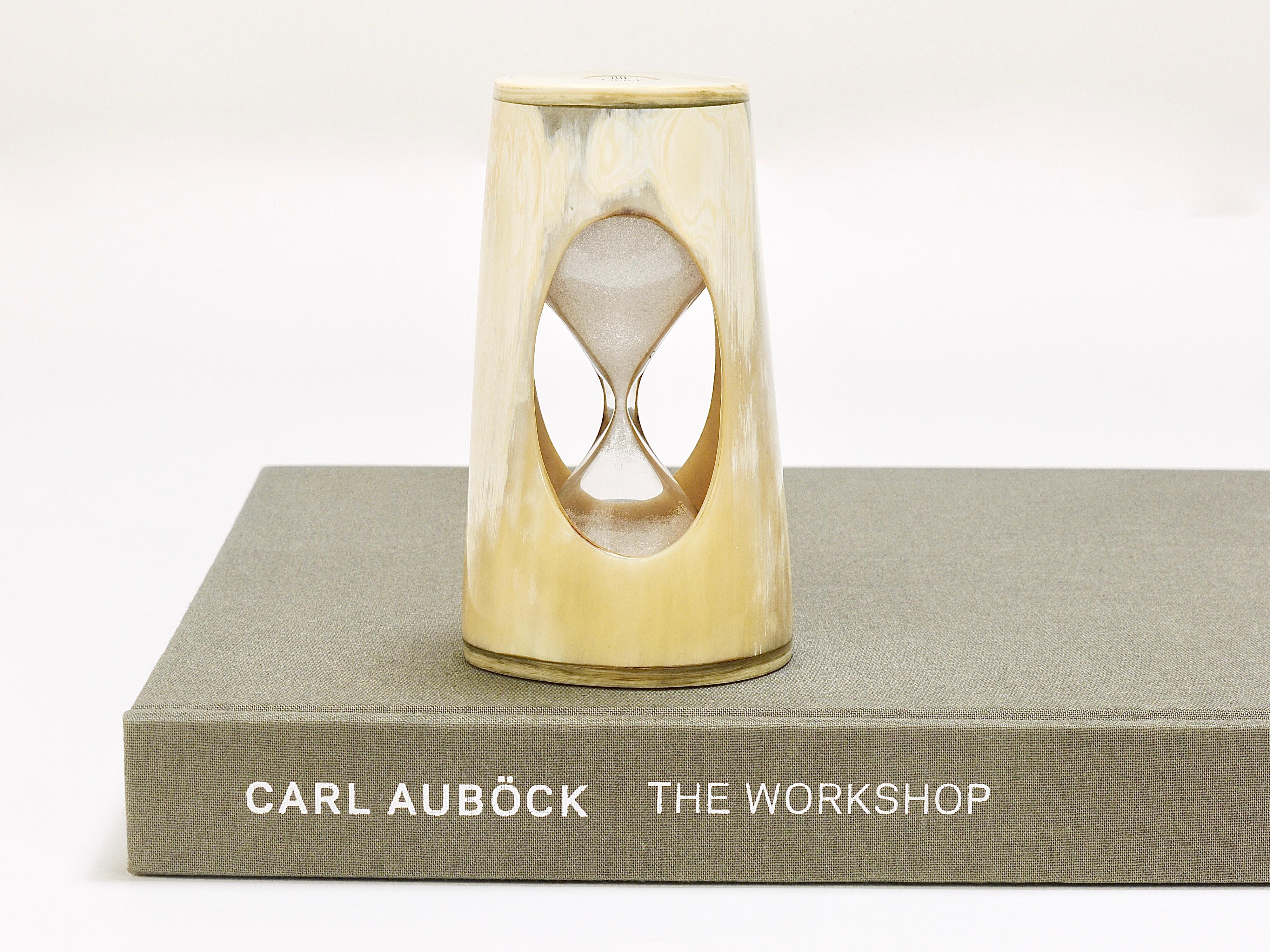 A beautiful and rare modernist hour glass / sand clock / egg timer from the 1950s. Designed and executed by Carl Aubock, Vienna / Austria. A decorative piece, made of light shiny cow horn with lovely grain. In very good condition.