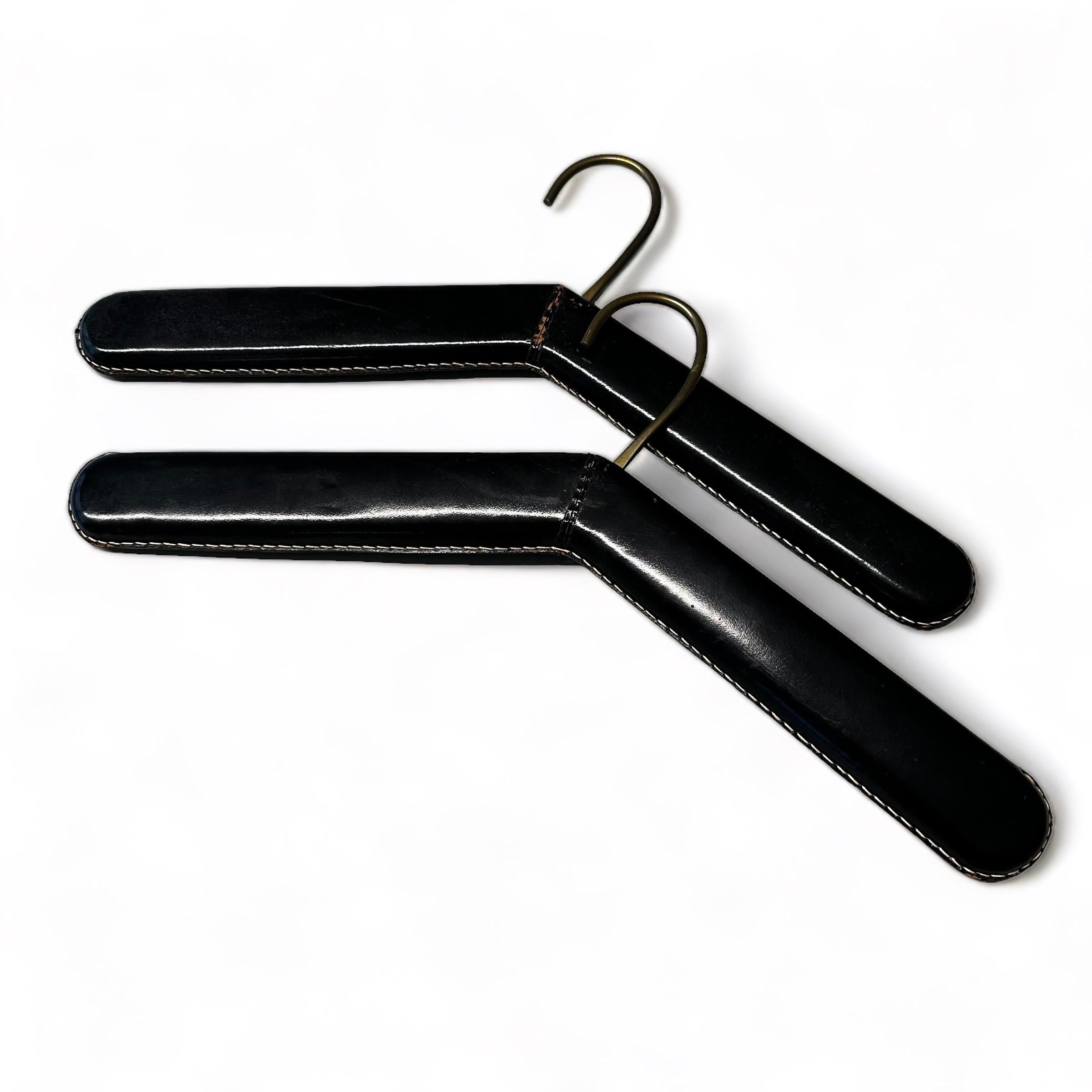 Carl Auböck Mid-Century Leather Clad Coat Hangers Set of Two, Austria 1950s In Good Condition For Sale In Vienna, AT