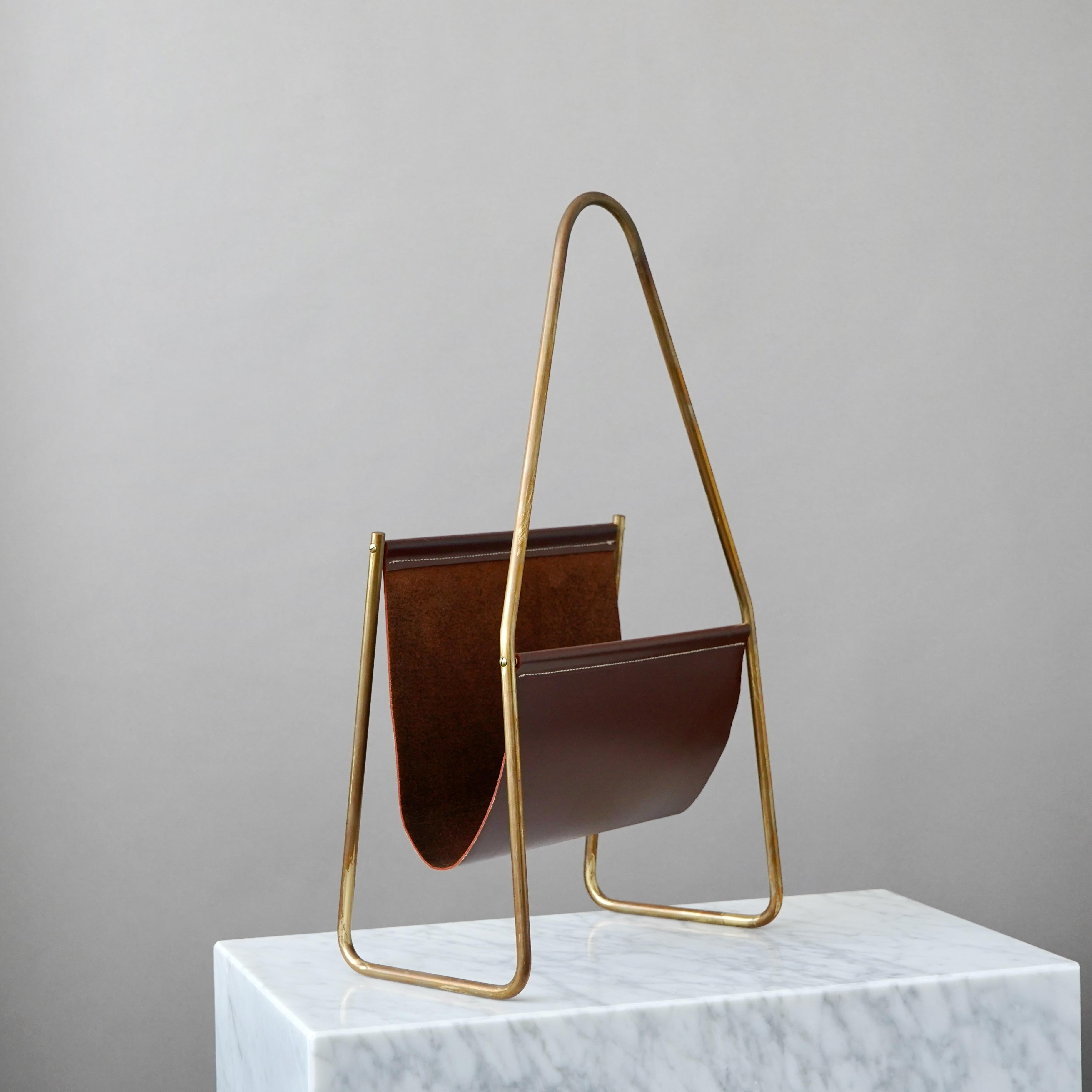 Ottone Portariviste Carl Aubock di metà secolo in ottone e pelle marrone, Austria 1960. in vendita