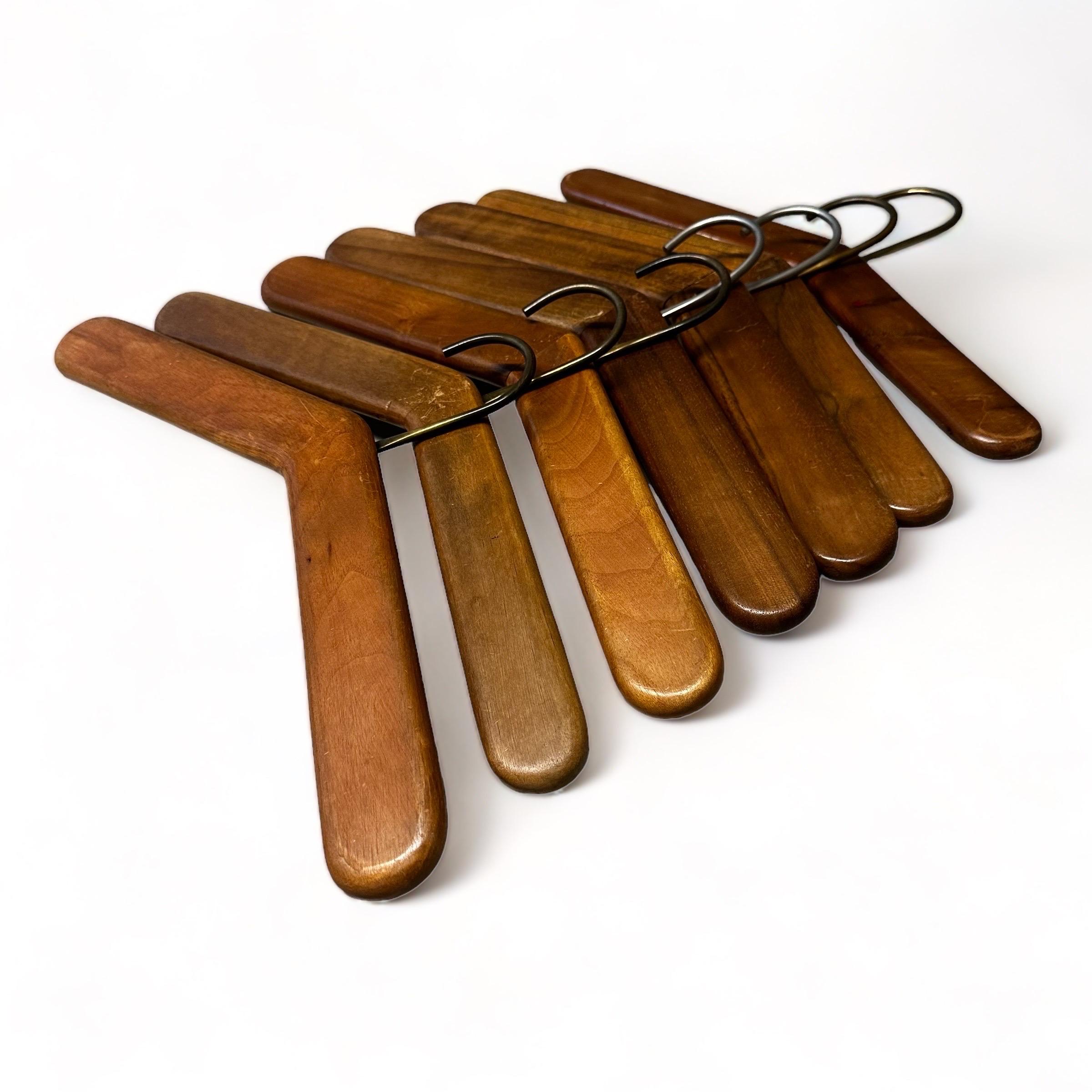 Carl Auböck Mid-Century Walnut Coat Hangers Set of 7, Austria 1950s In Good Condition For Sale In Vienna, AT