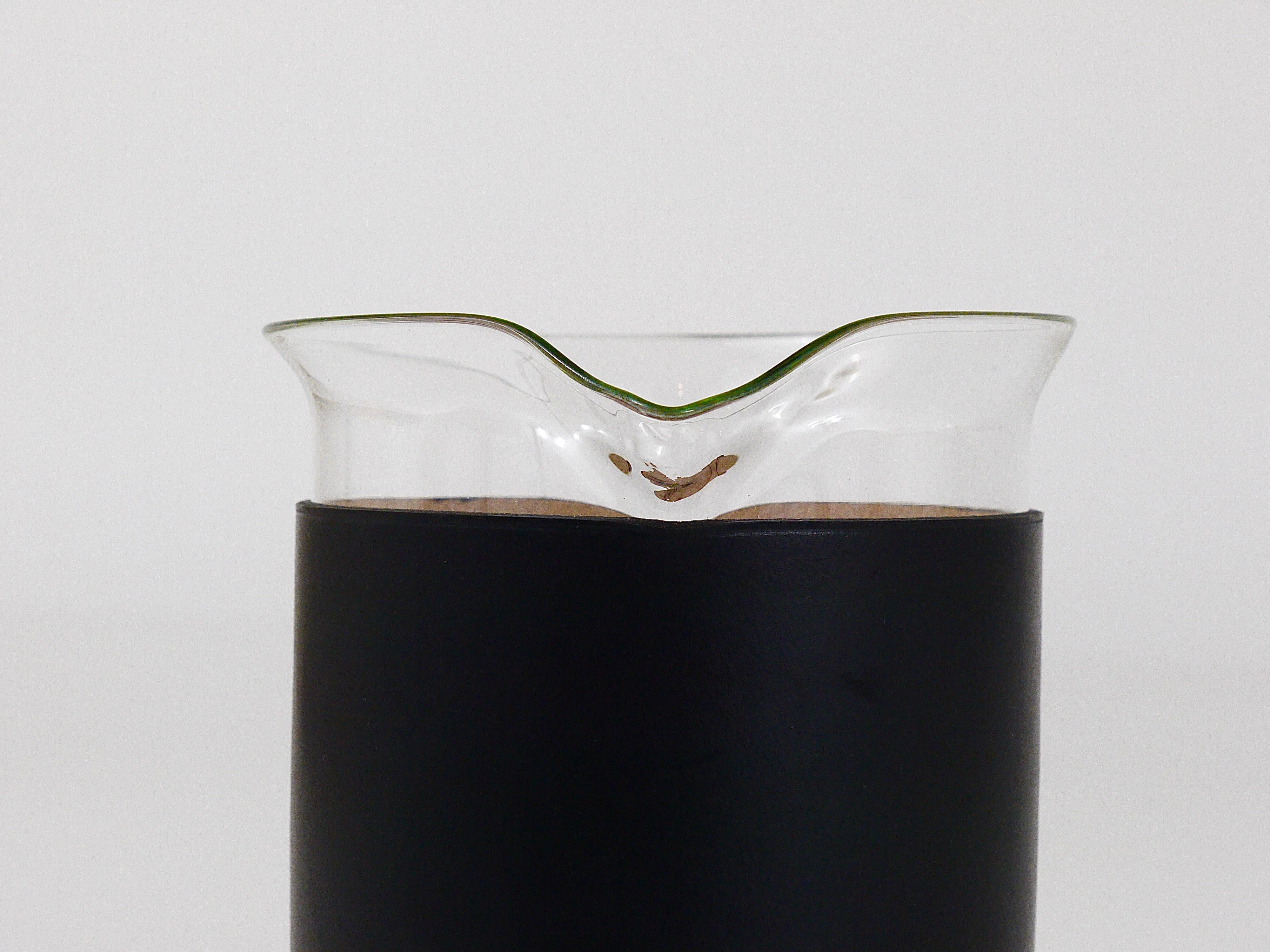 Schwarzer Leder-Glaskrug von Carl Aubck aus der Mitte des Jahrhunderts, ausgezeichneter Zustand „ “wie neu“ im Zustand „Gut“ im Angebot in Vienna, AT