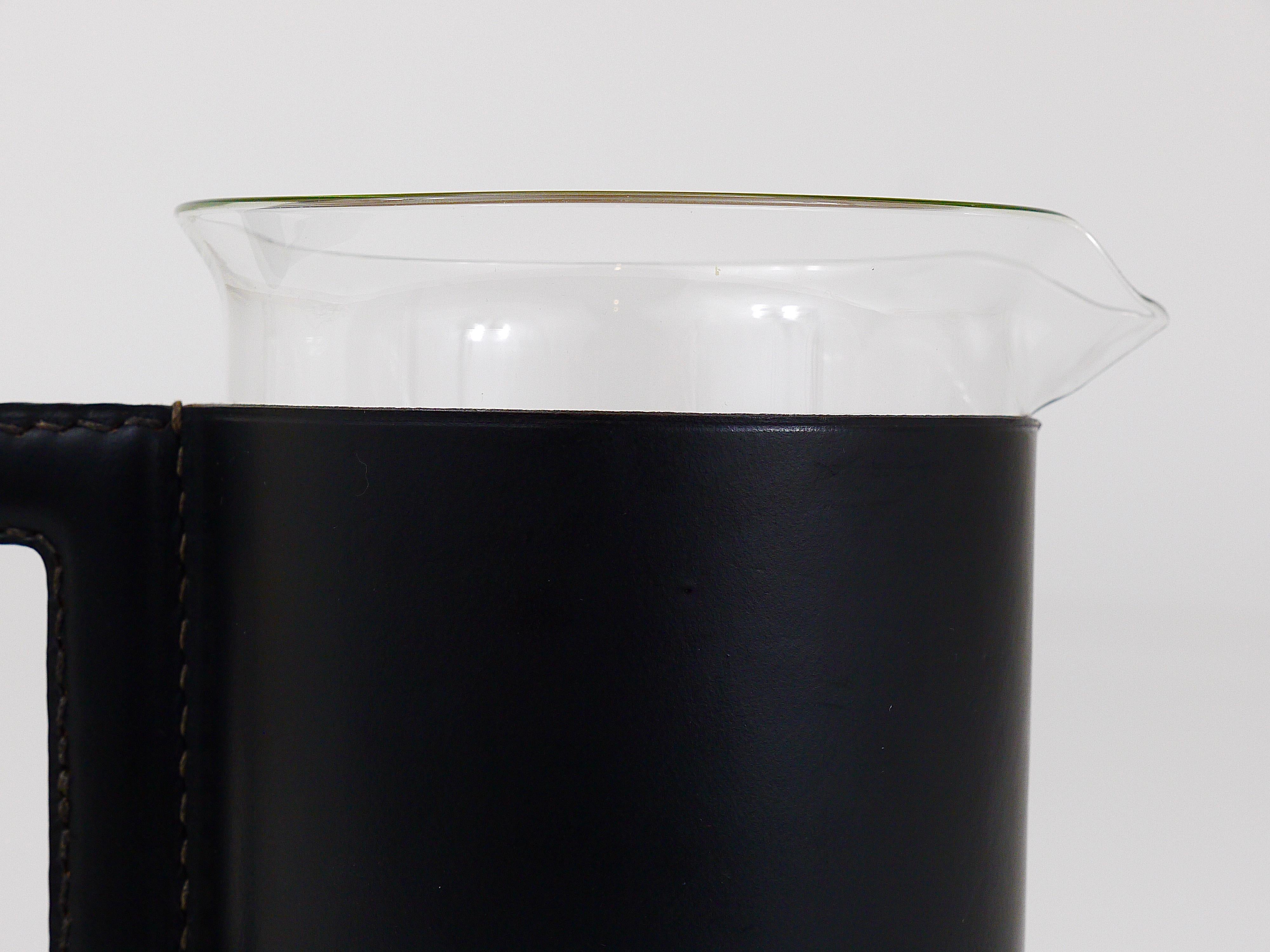 Cuir Pichet en verre en cuir noir du milieu du siècle dernier de Carl Aubck, excellent état « comme neuf » en vente
