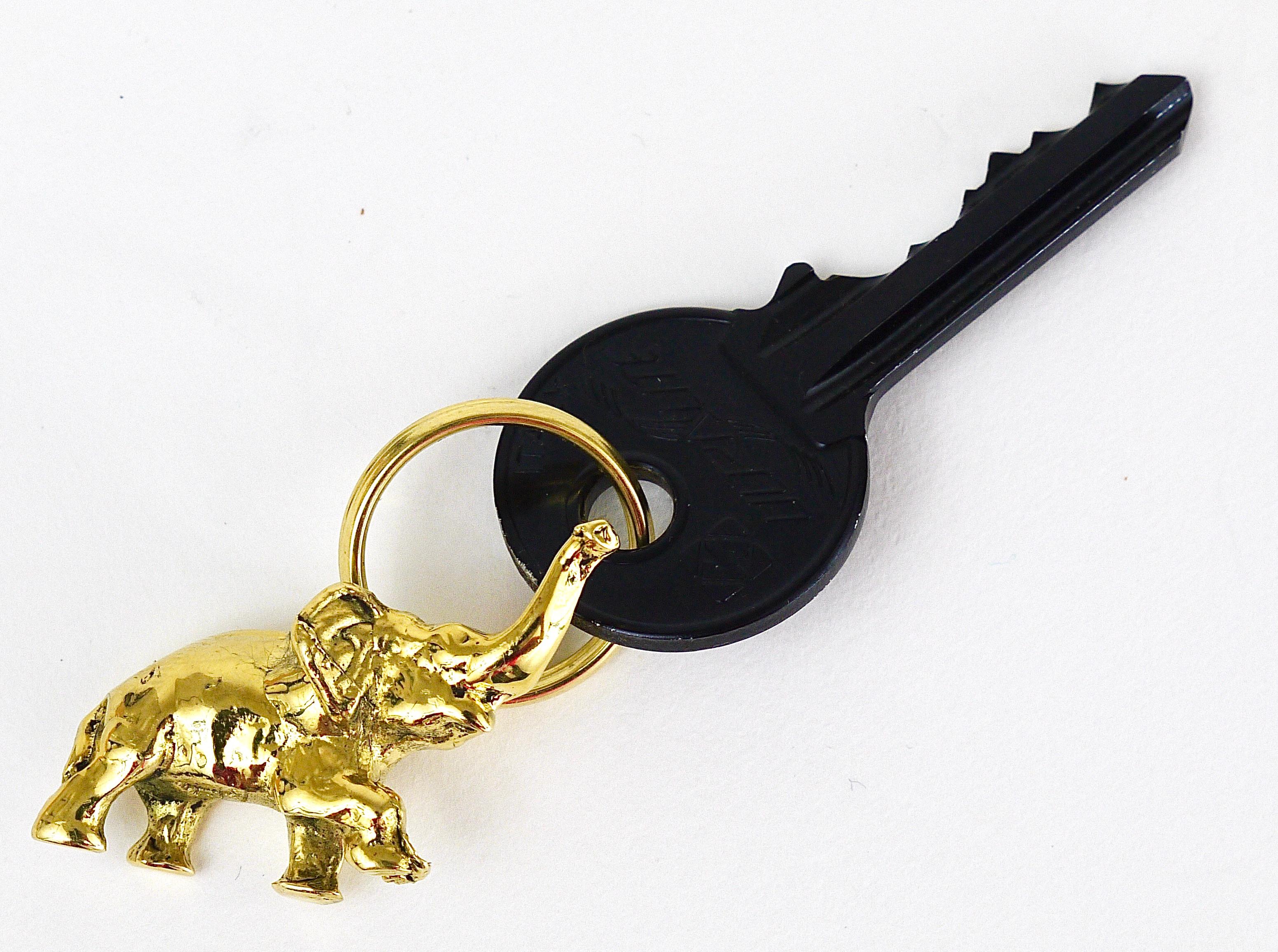 Carl Auböck Midcentury Elephant Handmade Brass Figurine Key Ring Chain Holder In Excellent Condition For Sale In Vienna, AT