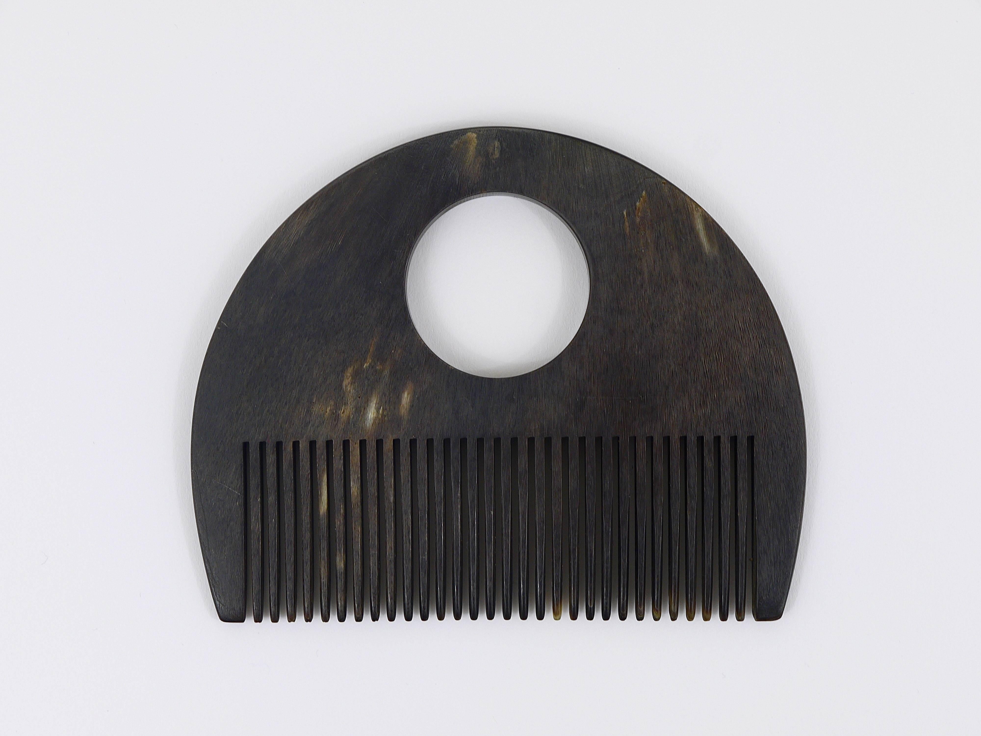 A beautiful comb from the 1960s, made of cow Horn. Designed and executed by Carl Auböck. In excellent condition.
