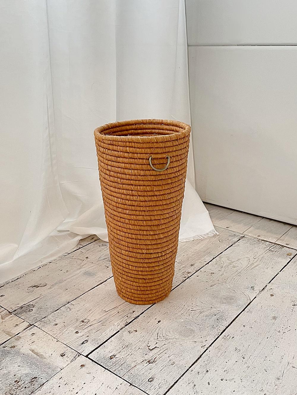 Very rare simple and elegant midcentury umbrella stand or wastepaper basket designed by Carl Auböck II and manufactured by Werkstätten Auböck in the 1950s, Austria. It's made of raffia and brass.

 