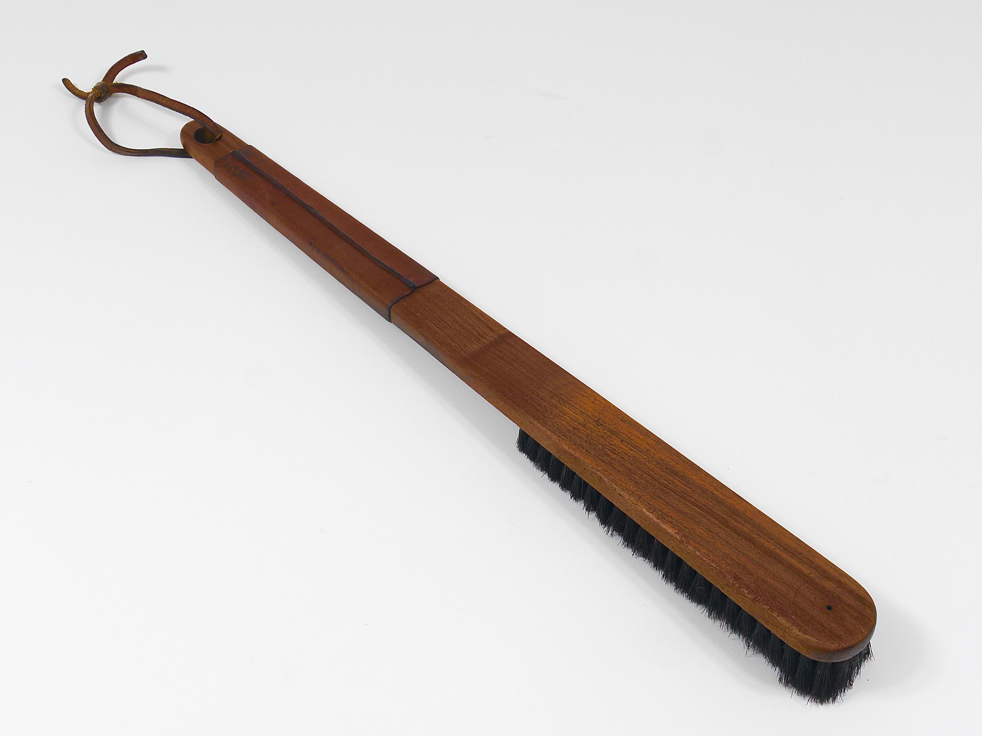 Brosse à vêtements en noyer et cuir Carl Aubock, Autriche, années 1950 en vente 3