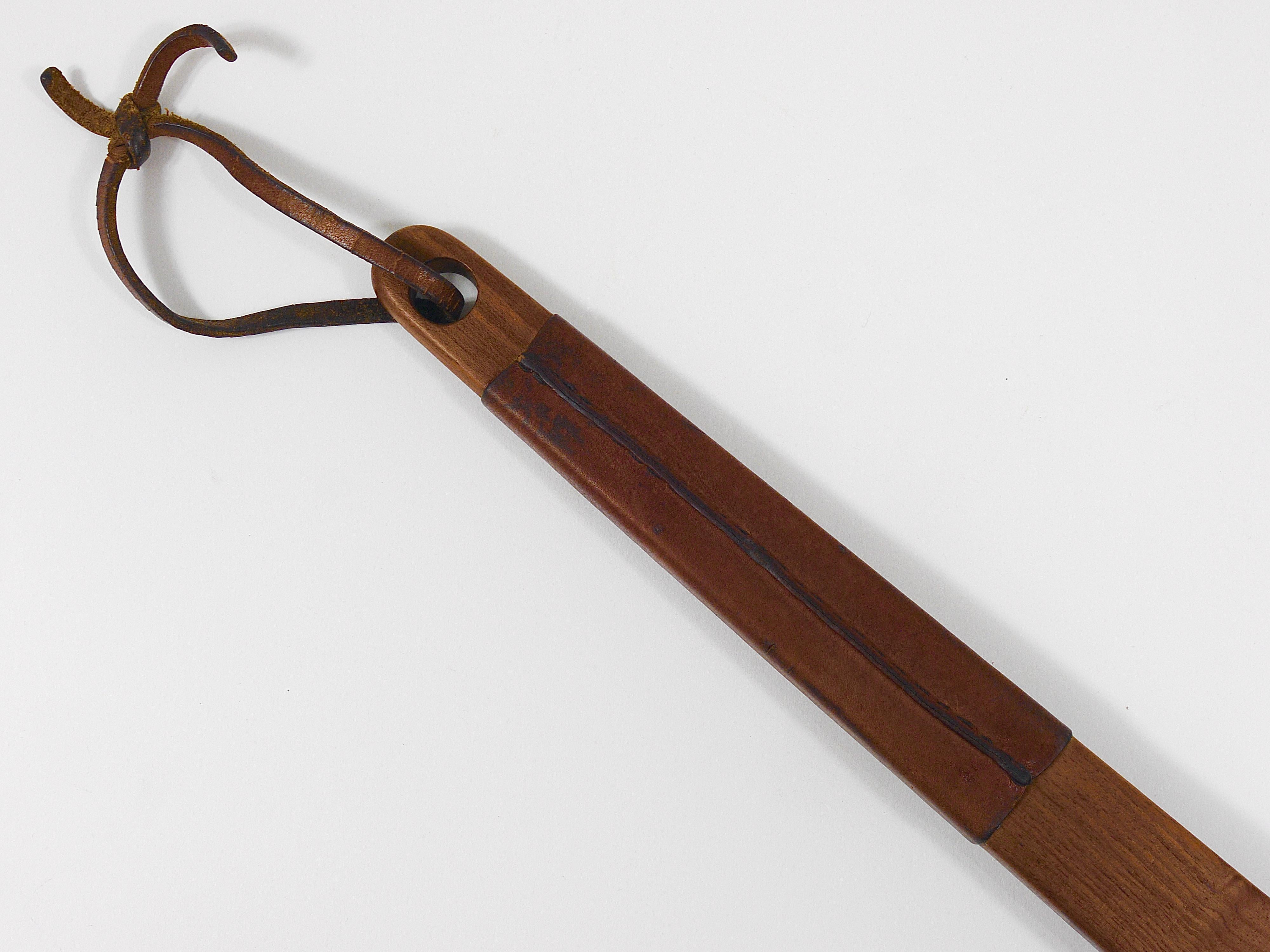 Brosse à vêtements en noyer et cuir Carl Aubock, Autriche, années 1950 en vente 4