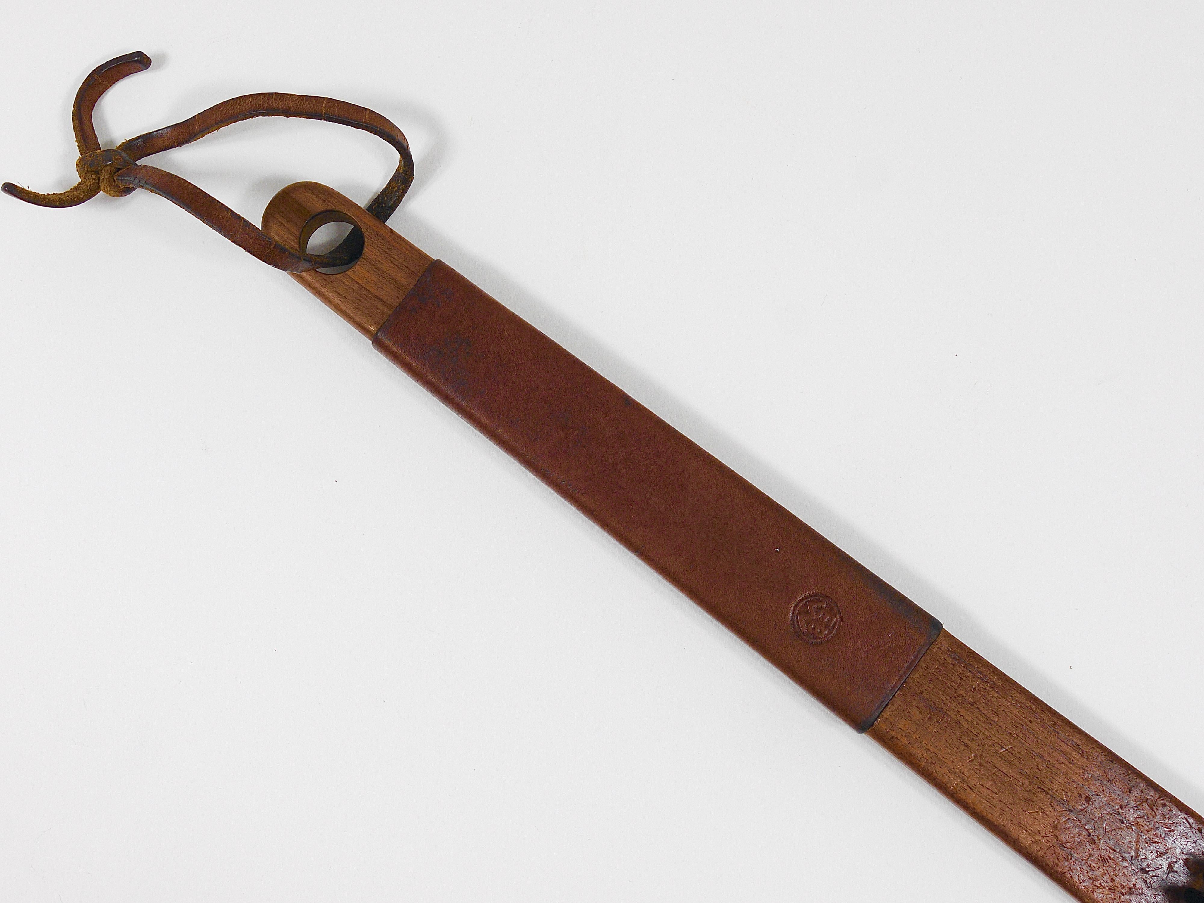 Brosse à vêtements en noyer et cuir Carl Aubock, Autriche, années 1950 en vente 5