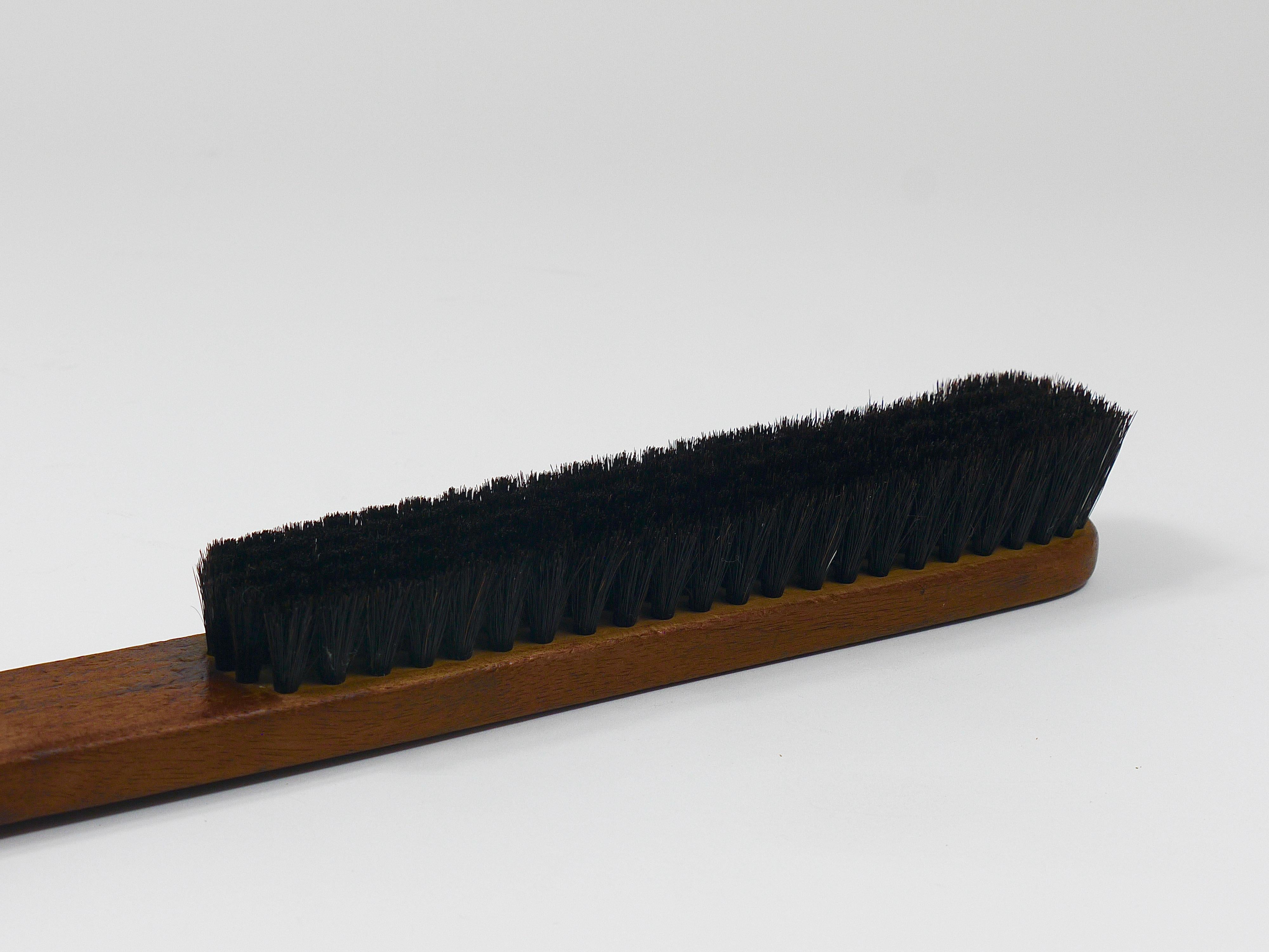 Brosse à vêtements en noyer et cuir Carl Aubock, Autriche, années 1950 en vente 6