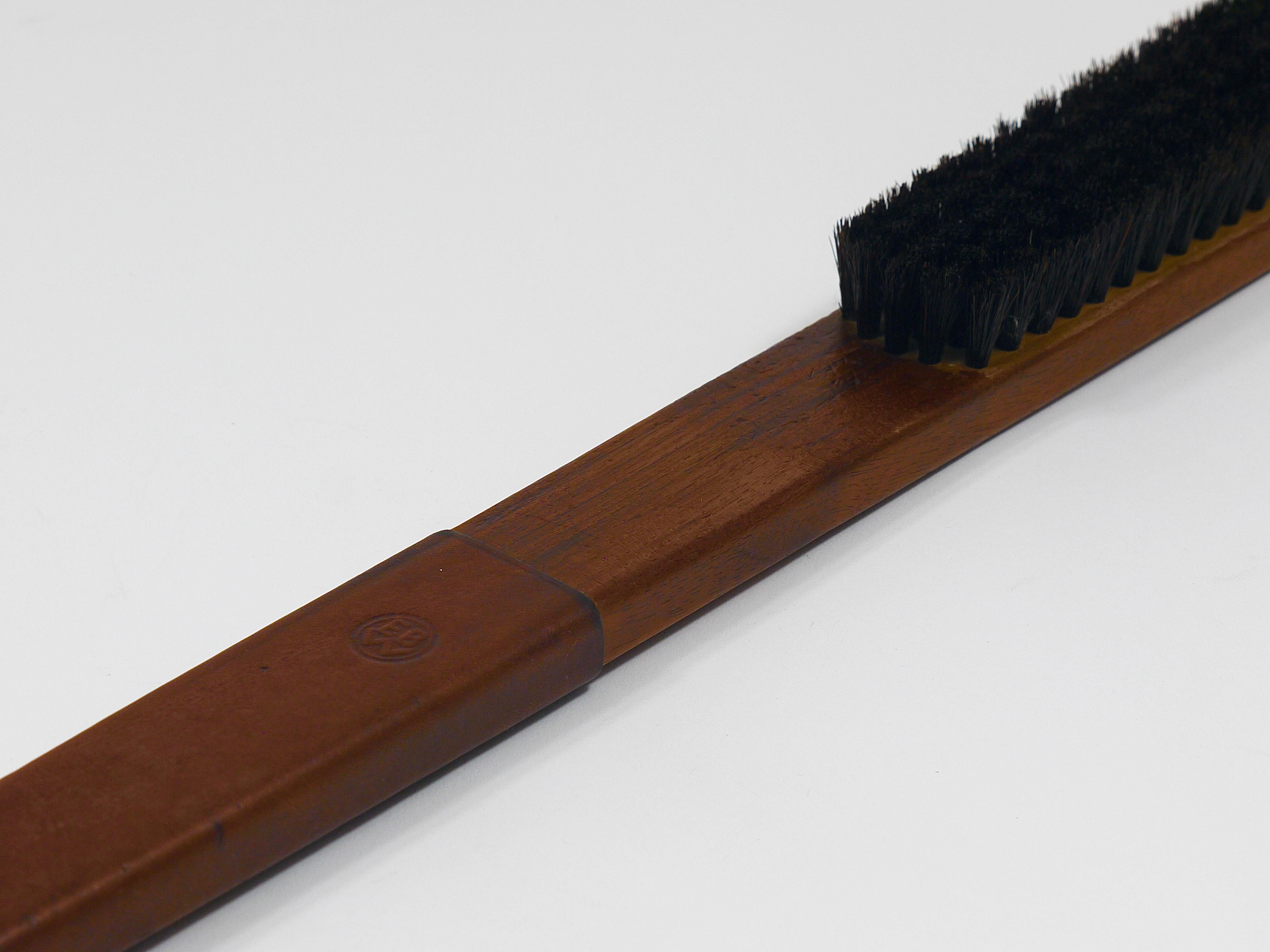 Brosse à vêtements en noyer et cuir Carl Aubock, Autriche, années 1950 en vente 7