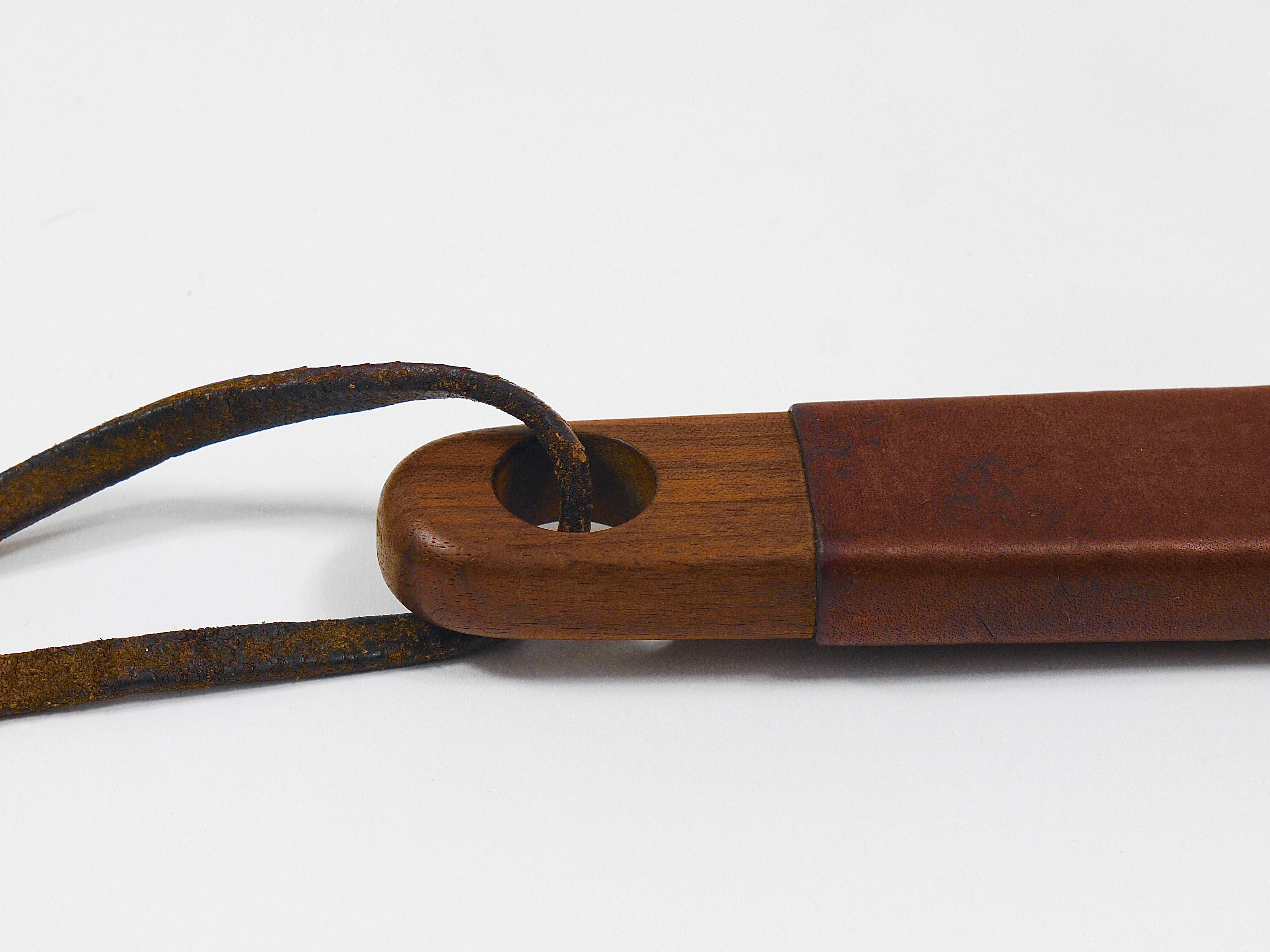 Brosse à vêtements en noyer et cuir Carl Aubock, Autriche, années 1950 en vente 8