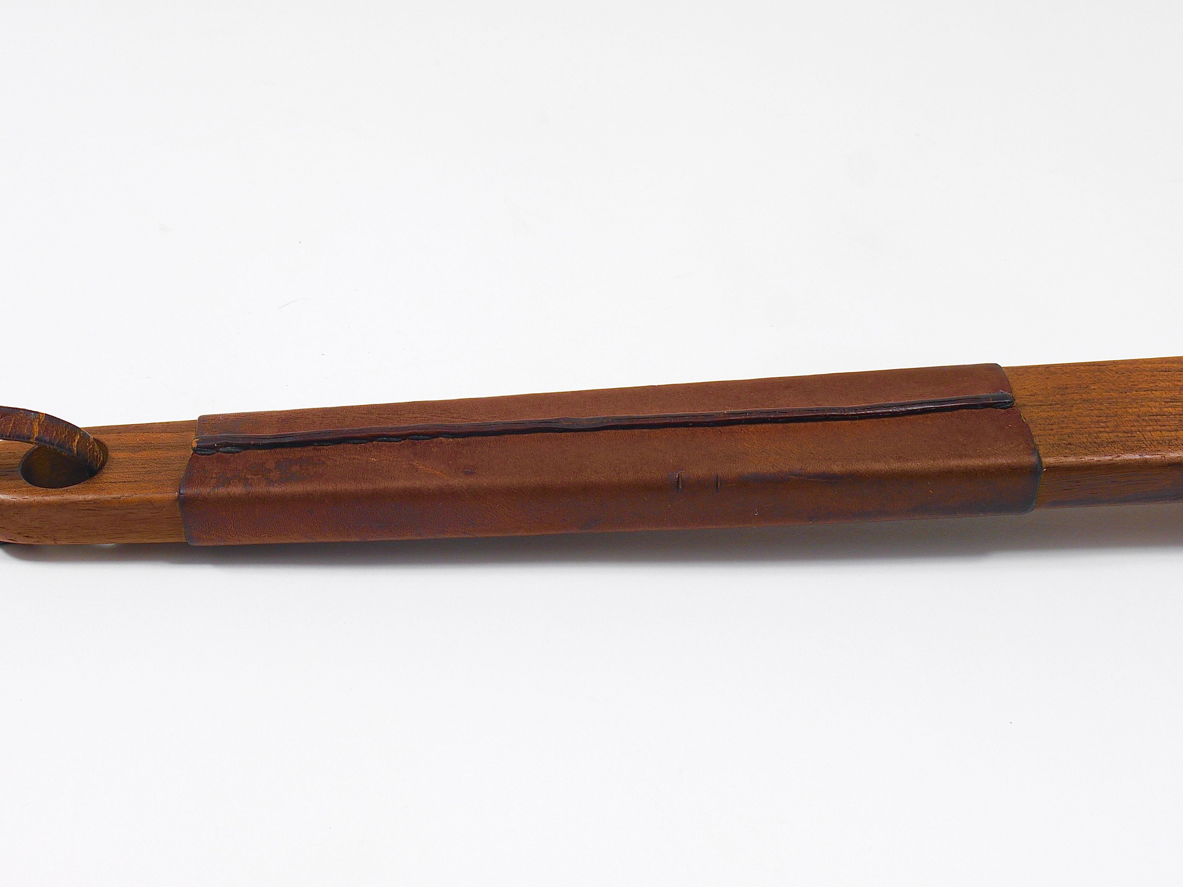 Brosse à vêtements en noyer et cuir Carl Aubock, Autriche, années 1950 en vente 9