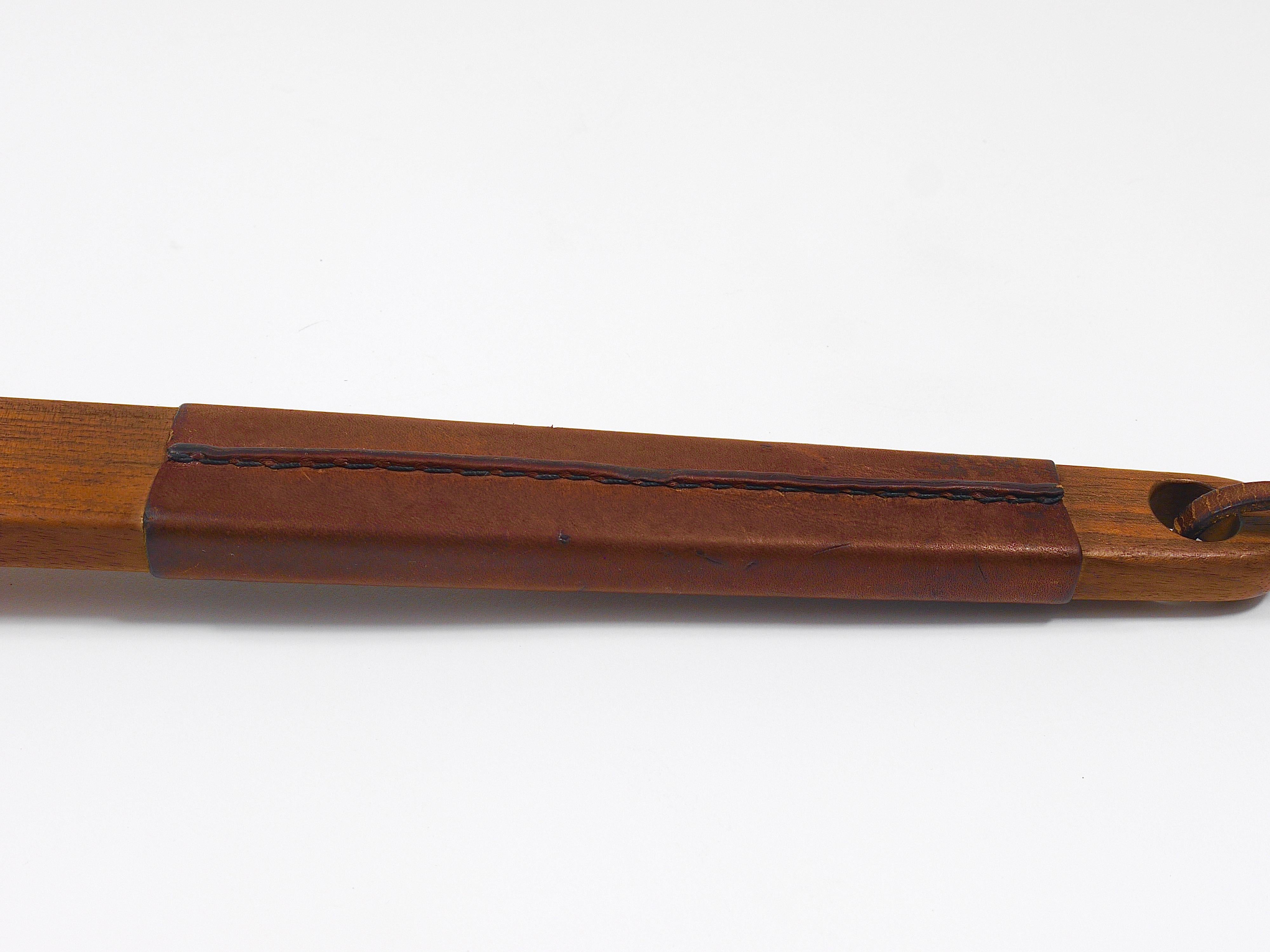 Brosse à vêtements en noyer et cuir Carl Aubock, Autriche, années 1950 en vente 10