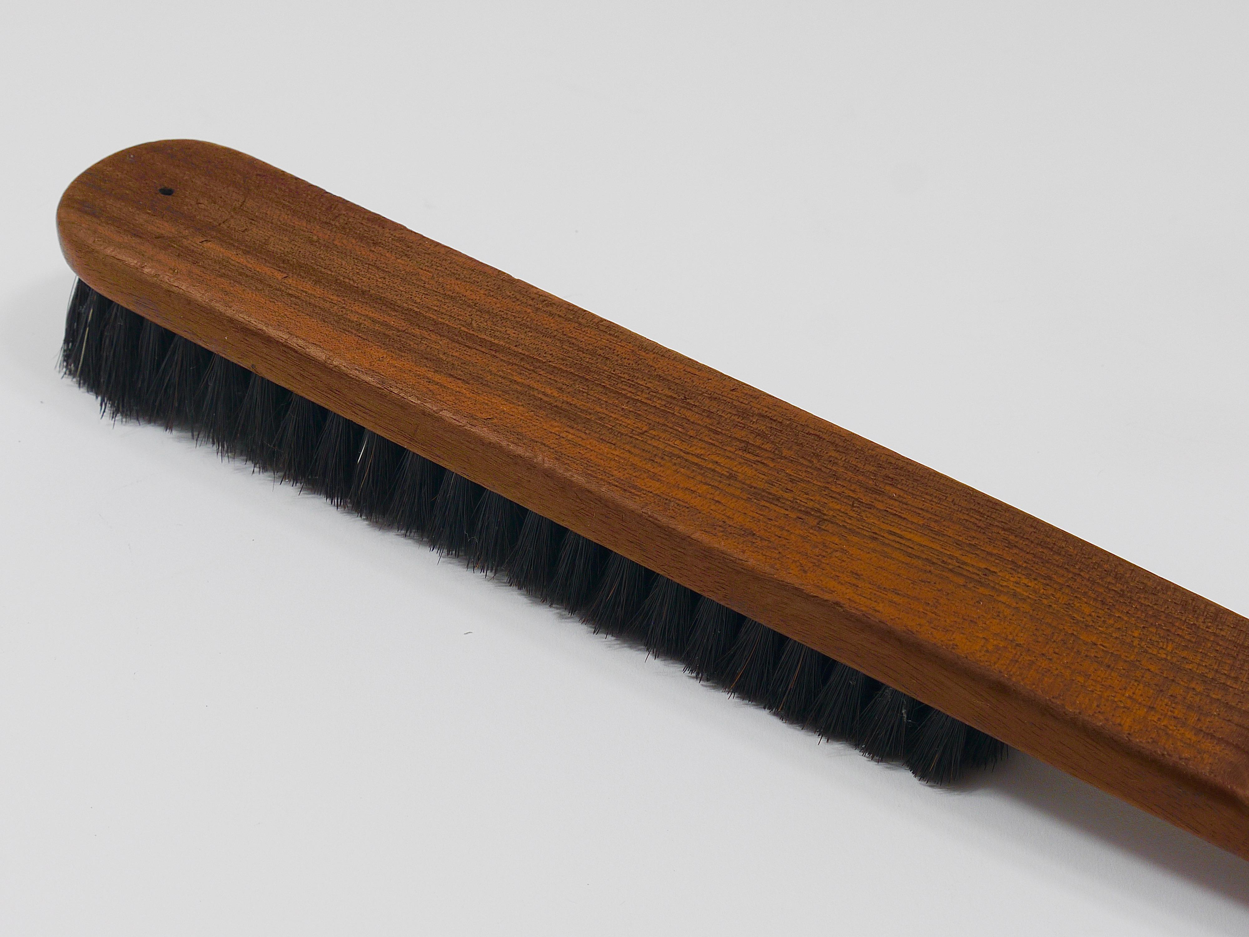 Brosse à vêtements en noyer et cuir Carl Aubock, Autriche, années 1950 en vente 11