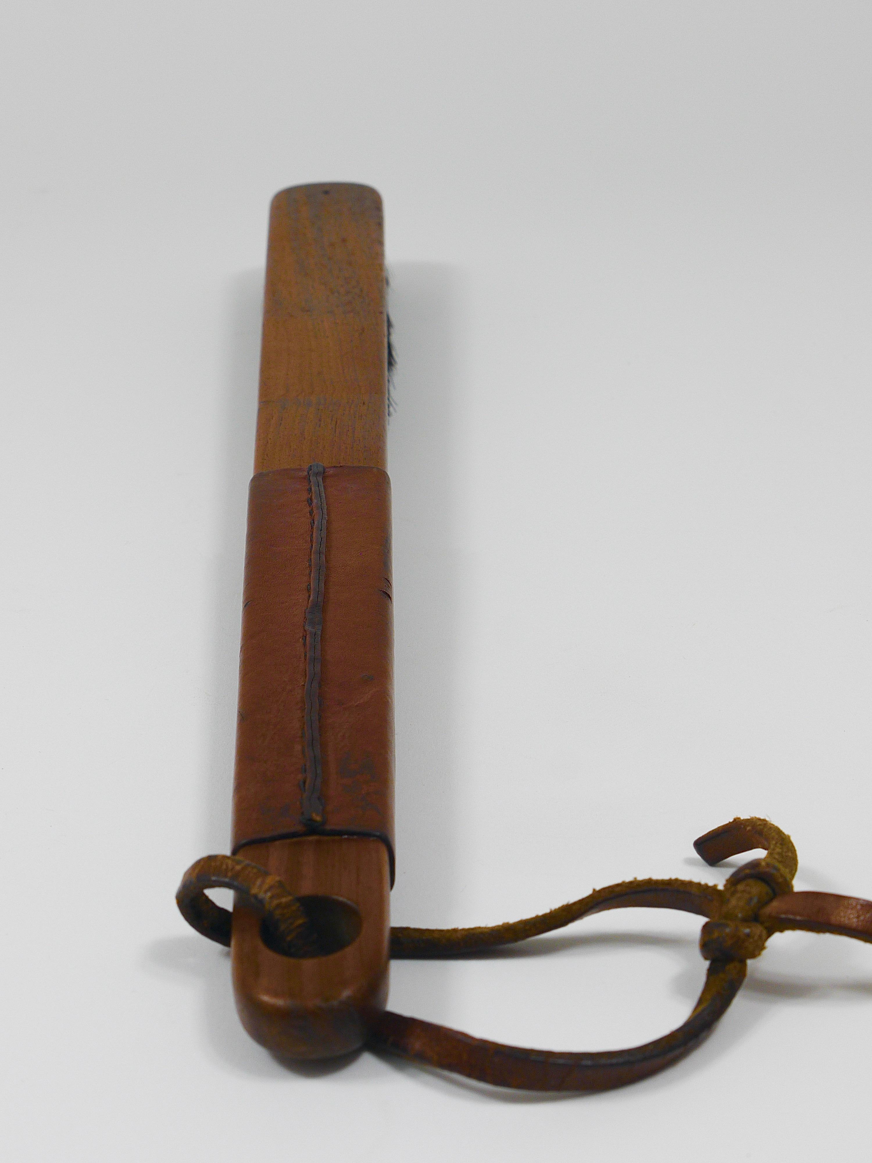 Brosse à vêtements en noyer et cuir Carl Aubock, Autriche, années 1950 en vente 12