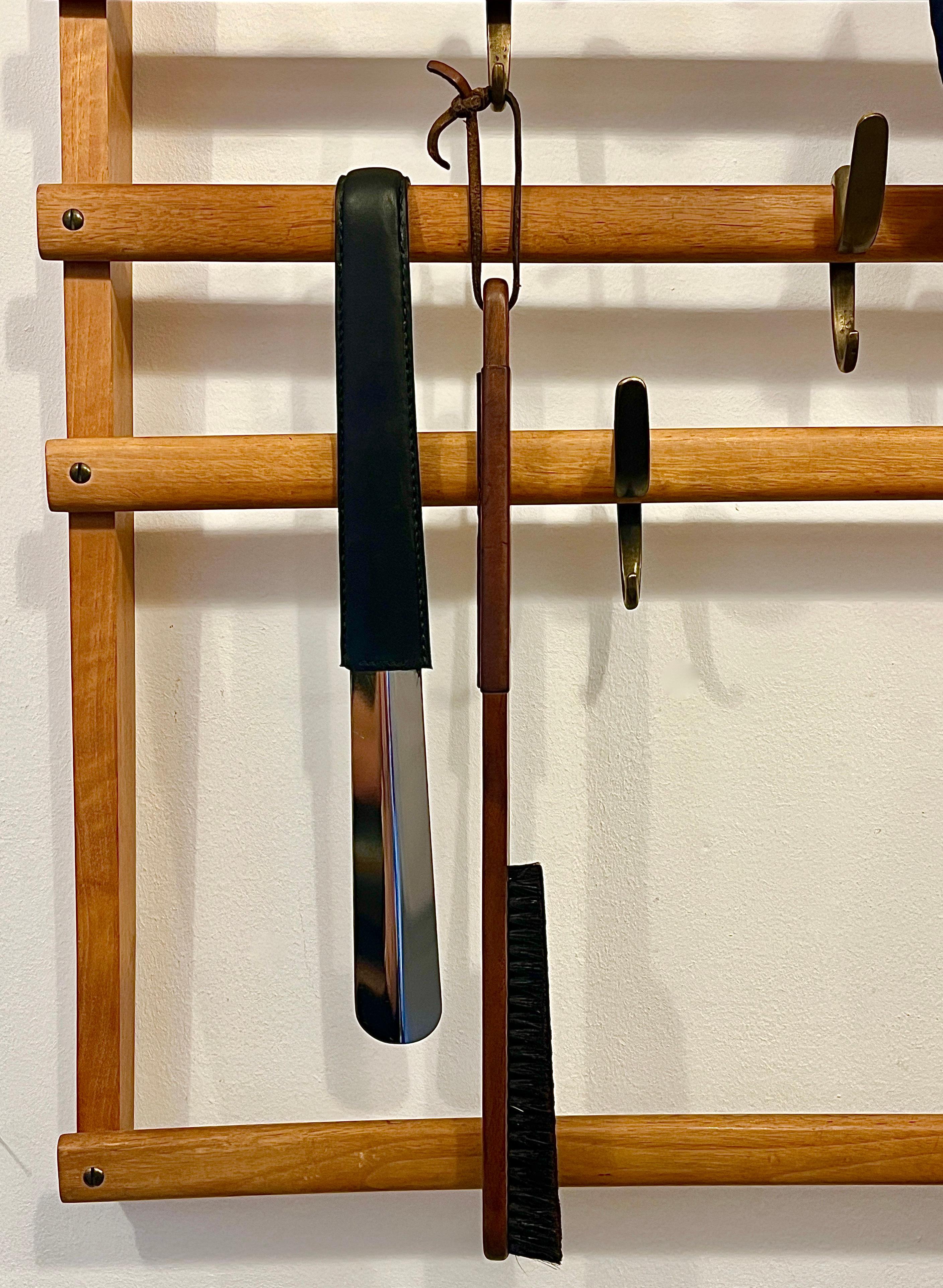 Magnifique porte-manteau mural moderniste, brosse à vêtements des années 1950. Conçue et fabriquée par Carl Auböck à Vienne dans les années 1950, cette pièce est fabriquée en bois de noyer massif et en poils de crin naturels. Il est doté d'une