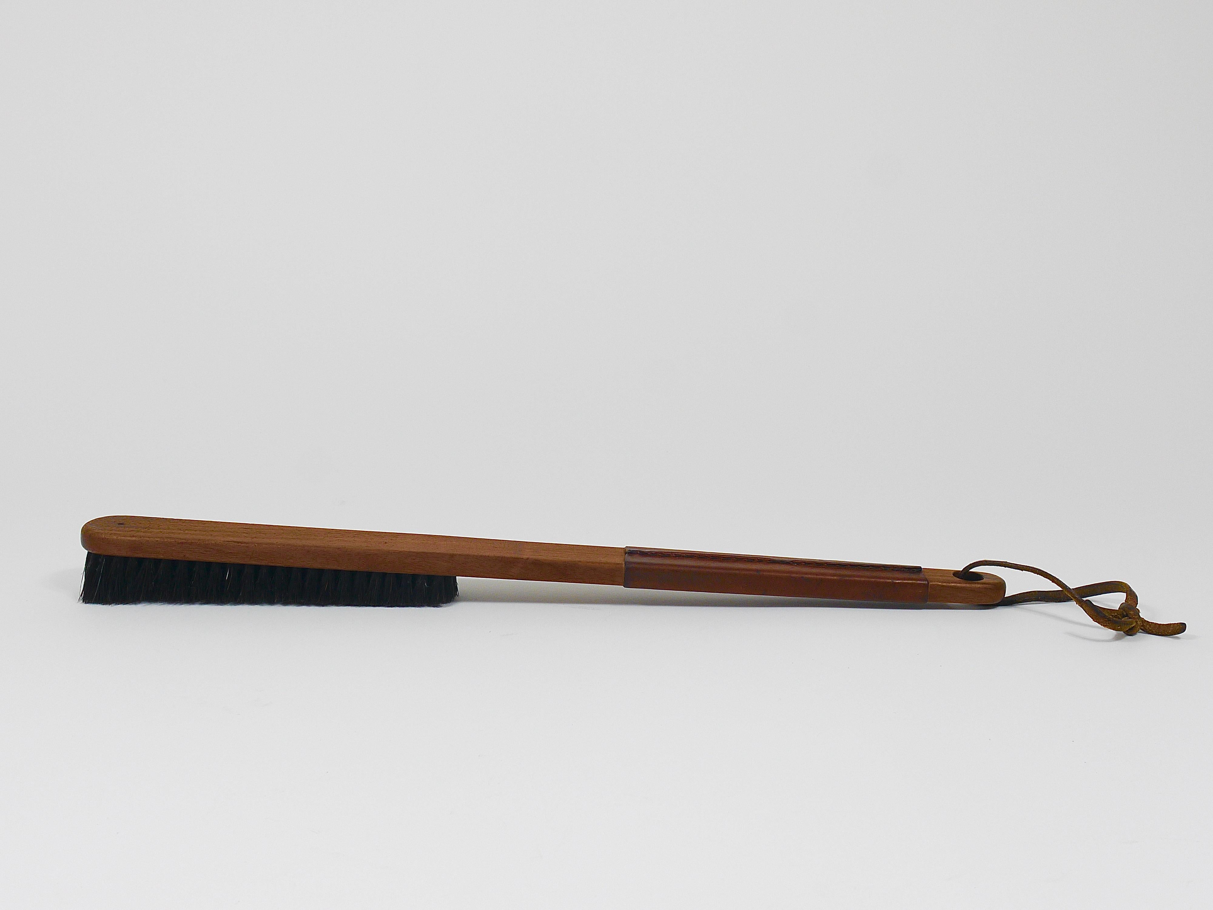 Brosse à vêtements en noyer et cuir Carl Aubock, Autriche, années 1950 en vente 13