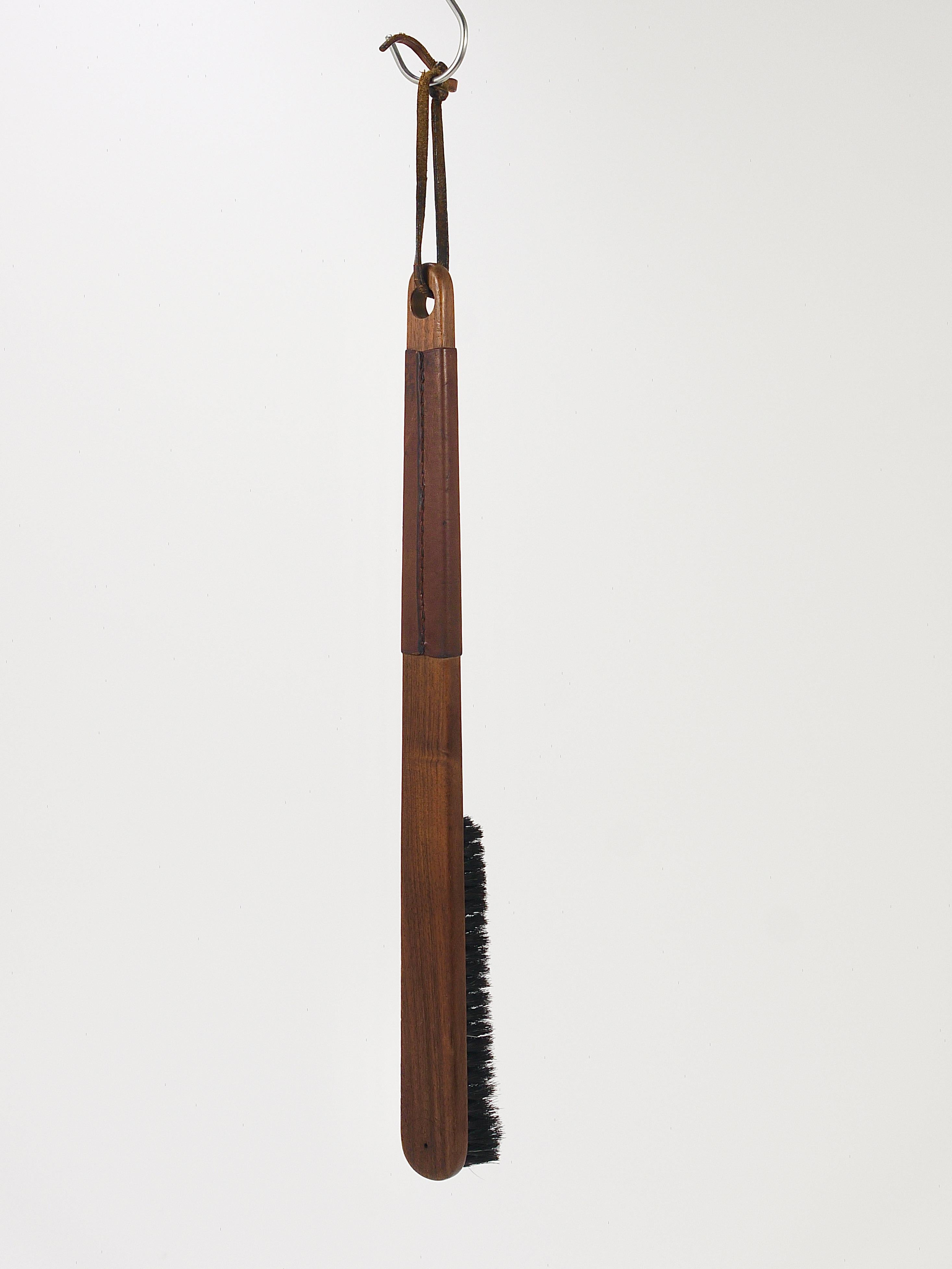 Mid-Century Modern Brosse à vêtements en noyer et cuir Carl Aubock, Autriche, années 1950 en vente
